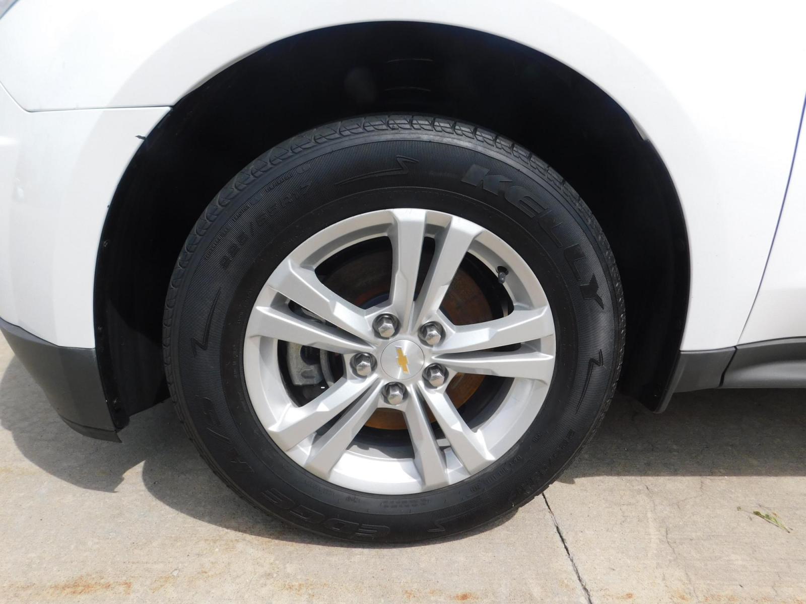 2015 WHITE Chevrolet Equinox LS 2WD (2GNALAEK7F6) with an 2.4L L4 DOHC 16V FFV engine, 6-Speed Automatic transmission, located at 2121 Burlington St, North Kansas City, MO, 64116, (816) 556-0707, 39.144707, -94.581978 - Photo #1