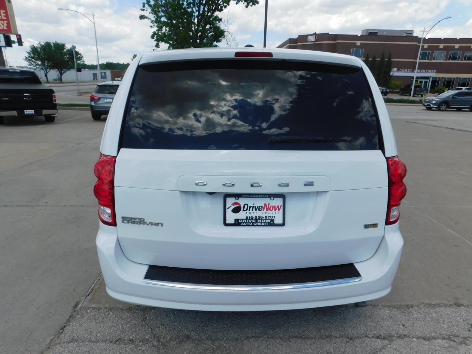 2019 WHITE Dodge Grand Caravan SE Plus (2C4RDGBG1KR) with an 3.6L V6 DOHC 24V engine, 6A transmission, located at 2121 Burlington St, North Kansas City, MO, 64116, (816) 556-0707, 39.144707, -94.581978 - Photo #9
