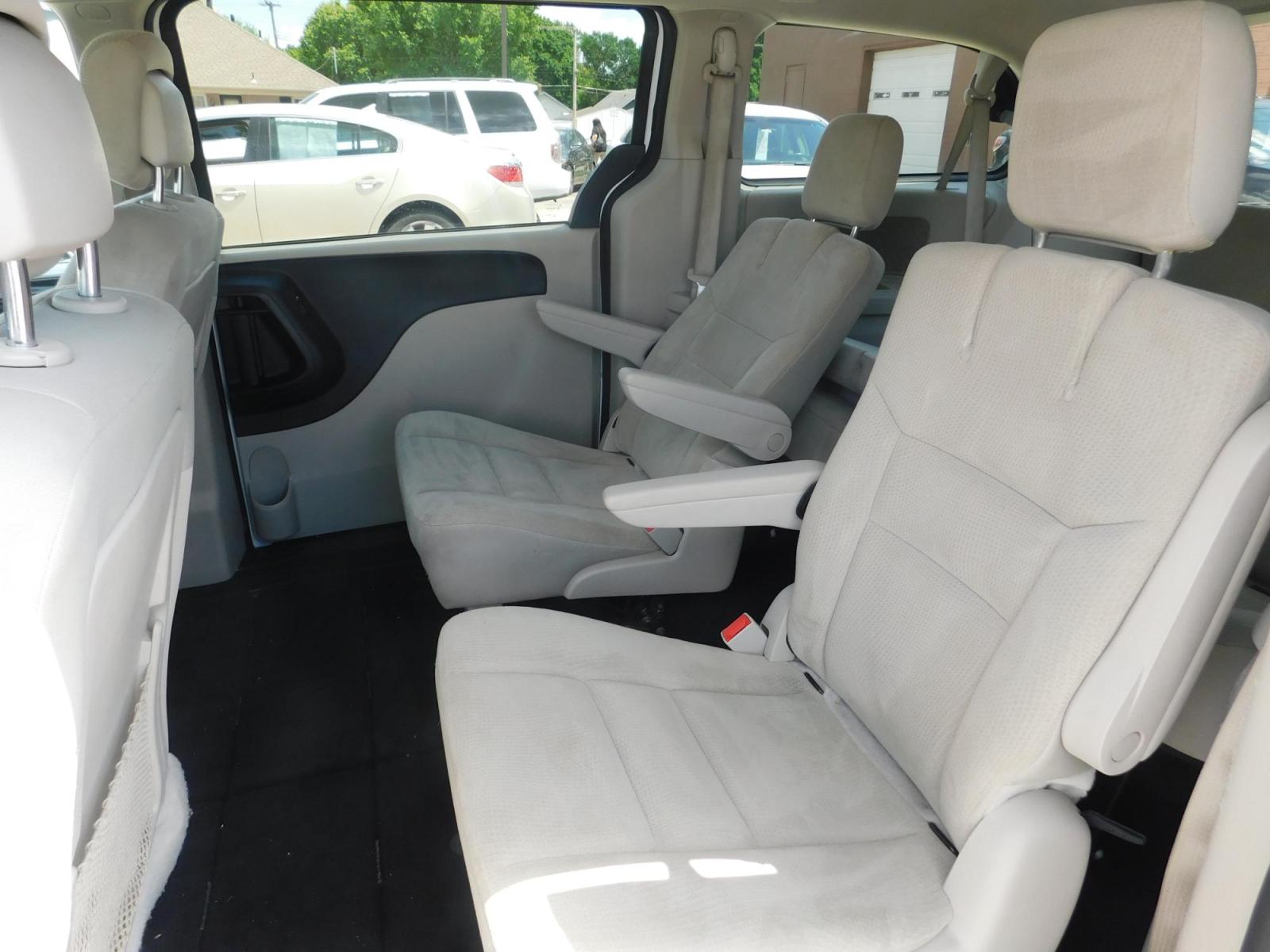 2019 WHITE Dodge Grand Caravan SE Plus (2C4RDGBG1KR) with an 3.6L V6 DOHC 24V engine, 6A transmission, located at 2121 Burlington St, North Kansas City, MO, 64116, (816) 556-0707, 39.144707, -94.581978 - Photo #6