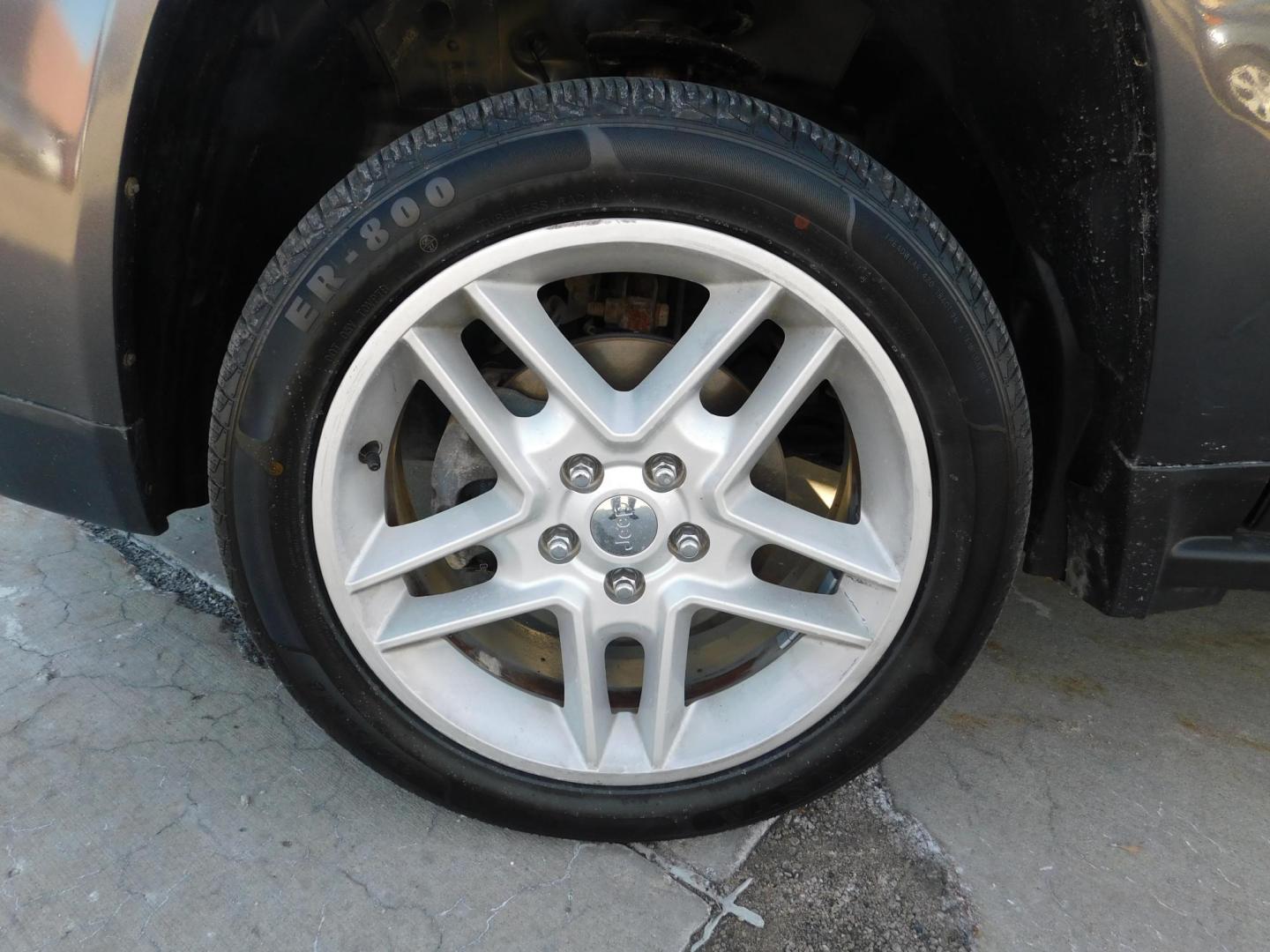 2014 GRAY Jeep Compass Limited 4WD (1C4NJDCBXED) with an 2.4L L4 DOHC 16V engine, Continuously Variable Transmission transmission, located at 2121 Burlington St, North Kansas City, MO, 64116, (816) 556-0707, 39.144707, -94.581978 - Photo#1