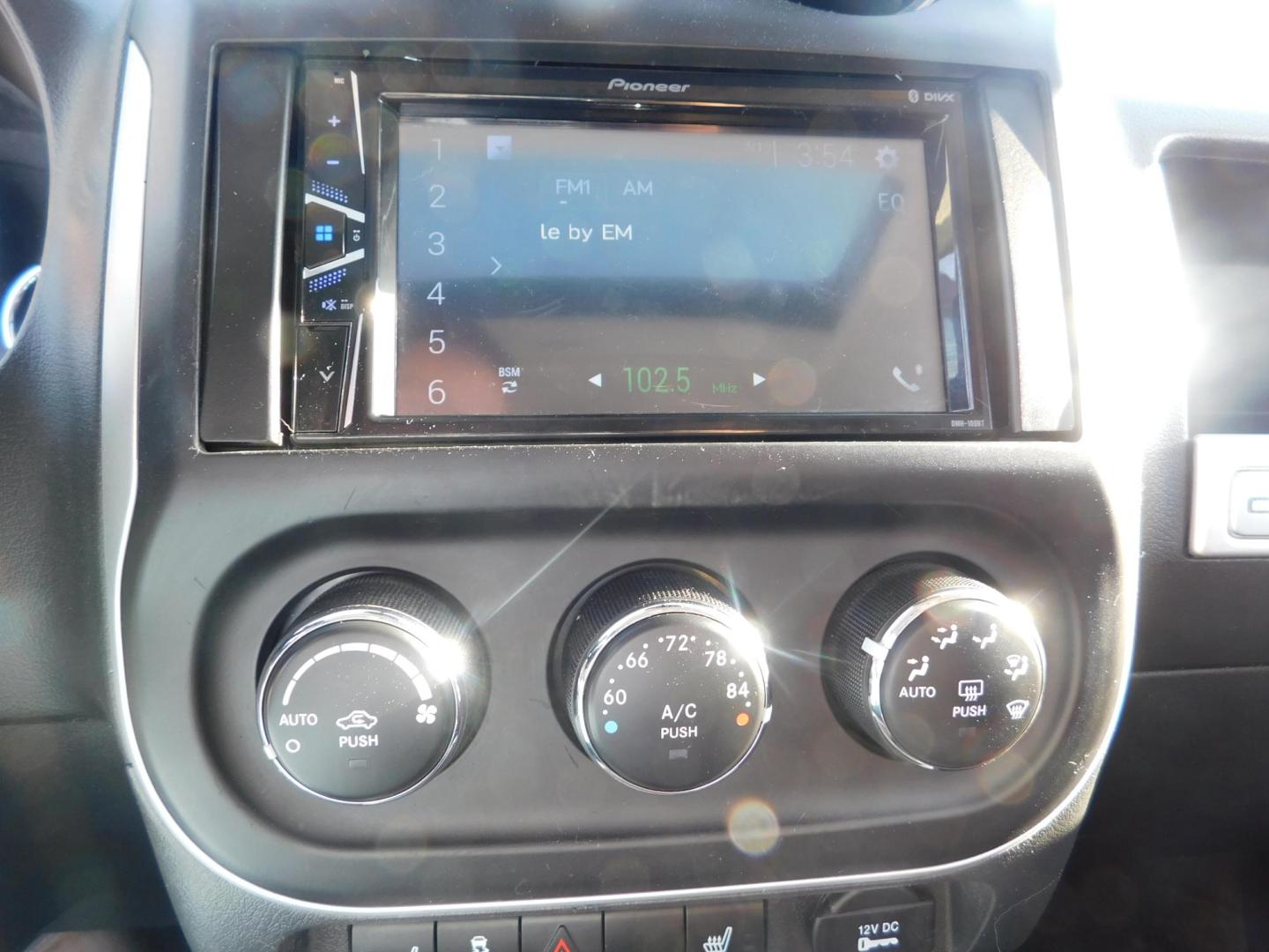 2014 GRAY Jeep Compass Limited 4WD (1C4NJDCBXED) with an 2.4L L4 DOHC 16V engine, Continuously Variable Transmission transmission, located at 2121 Burlington St, North Kansas City, MO, 64116, (816) 556-0707, 39.144707, -94.581978 - Photo#4