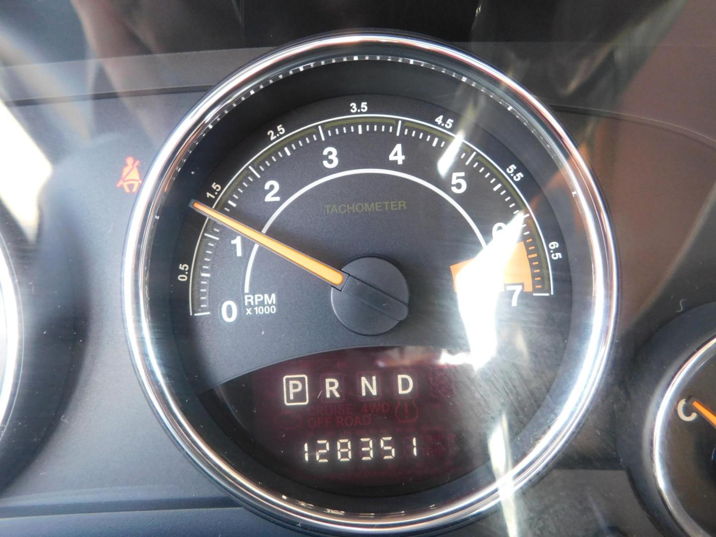 2014 GRAY Jeep Compass Limited 4WD (1C4NJDCBXED) with an 2.4L L4 DOHC 16V engine, Continuously Variable Transmission transmission, located at 2121 Burlington St, North Kansas City, MO, 64116, (816) 556-0707, 39.144707, -94.581978 - Photo#5