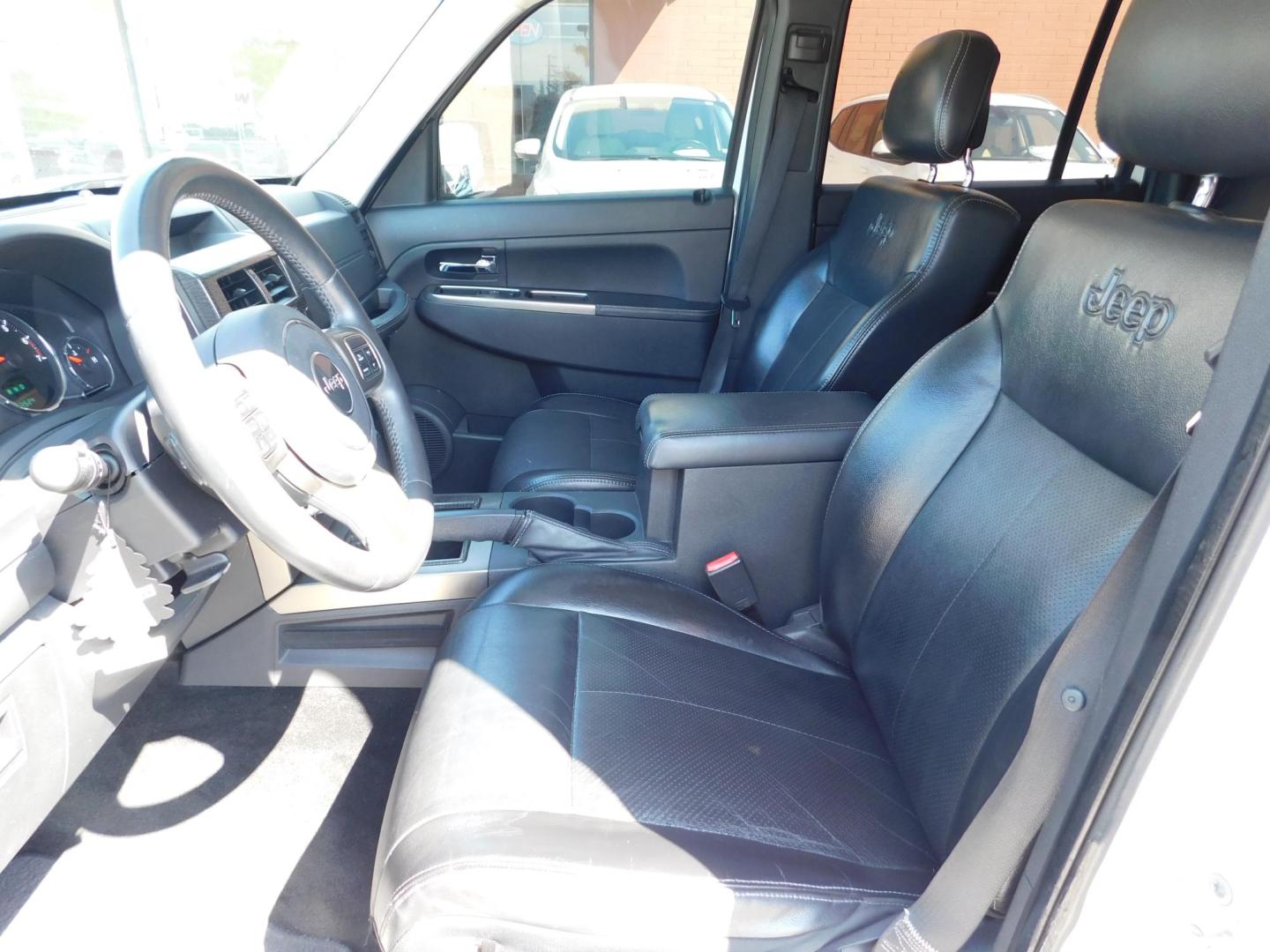 2012 WHITE Jeep Liberty Limited Jet 2WD (1C4PJLFK7CW) with an 3.7L V6 SOHC 12V engine, 4-Speed Automatic transmission, located at 2121 Burlington St, North Kansas City, MO, 64116, (816) 556-0707, 39.144707, -94.581978 - Photo#2