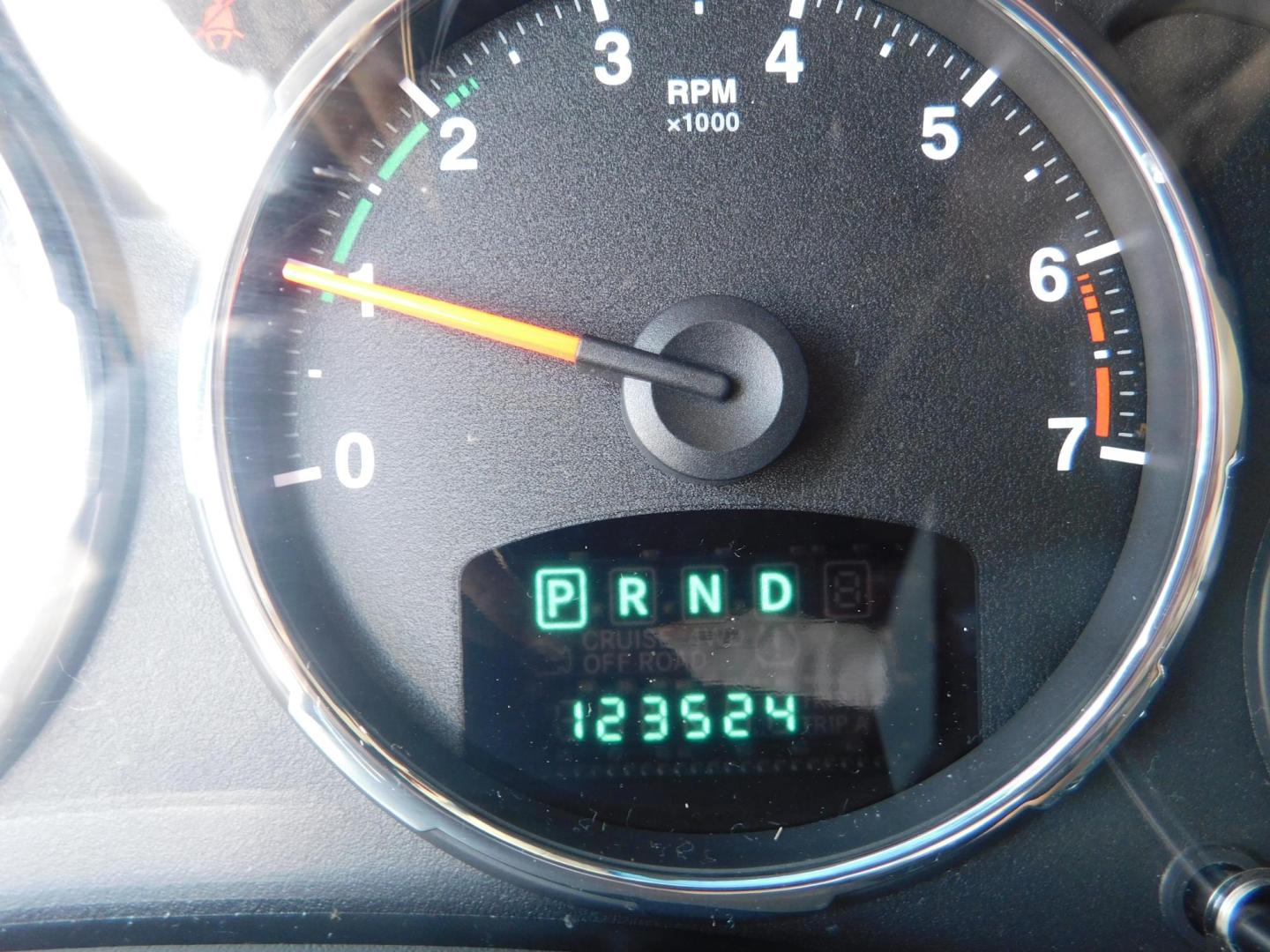 2012 WHITE Jeep Liberty Limited Jet 2WD (1C4PJLFK7CW) with an 3.7L V6 SOHC 12V engine, 4-Speed Automatic transmission, located at 2121 Burlington St, North Kansas City, MO, 64116, (816) 556-0707, 39.144707, -94.581978 - Photo#4