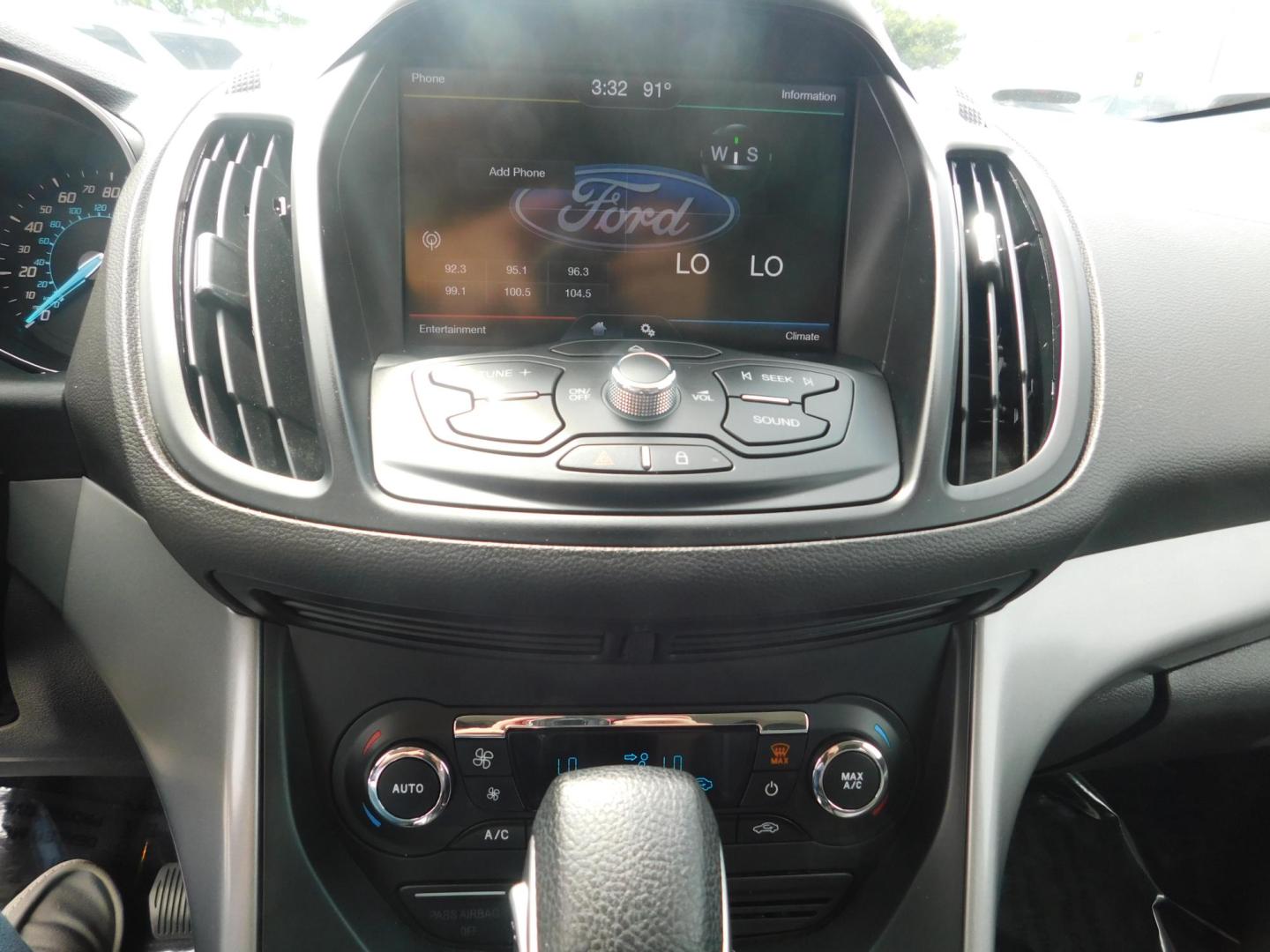 2013 GREEN Ford Escape SE FWD (1FMCU0GX9DU) with an 1.6L L4 DOHC 16V engine, 6-Speed Automatic transmission, located at 2121 Burlington St, North Kansas City, MO, 64116, (816) 556-0707, 39.144707, -94.581978 - Photo#3