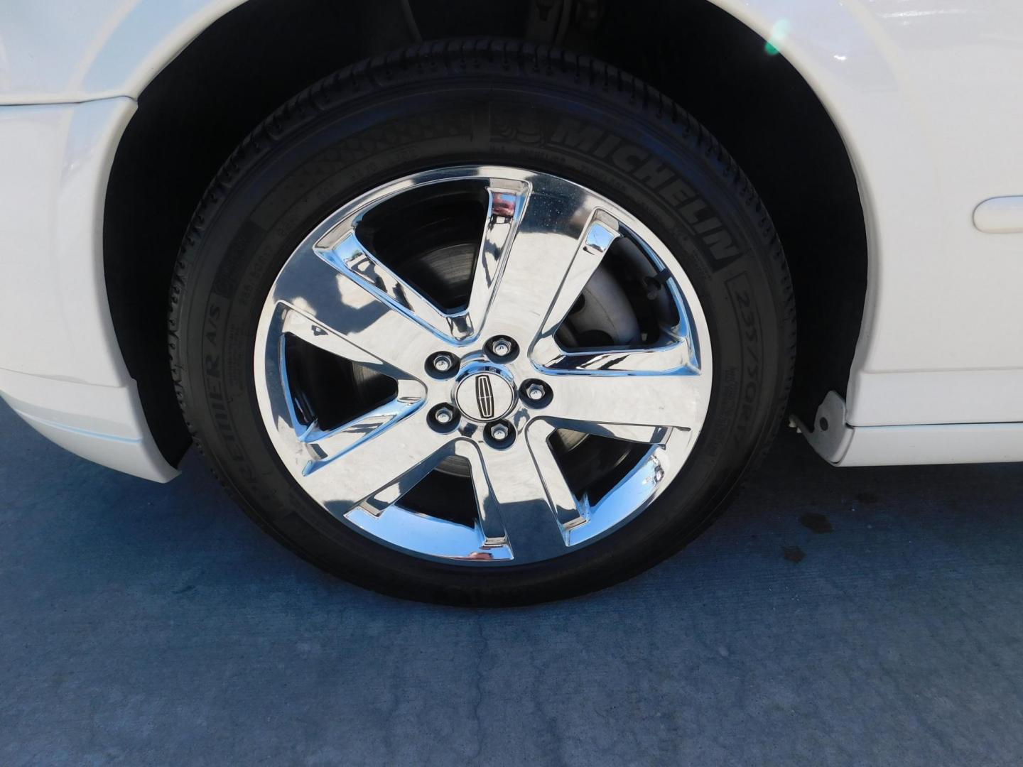 2006 WHITE Lincoln LS V8 Ultimate (1LNFM87A46Y) with an 3.9L V8 DOHC 32V engine, 5-Speed Automatic Overdrive transmission, located at 2121 Burlington St, North Kansas City, MO, 64116, (816) 556-0707, 39.144707, -94.581978 - Photo#1