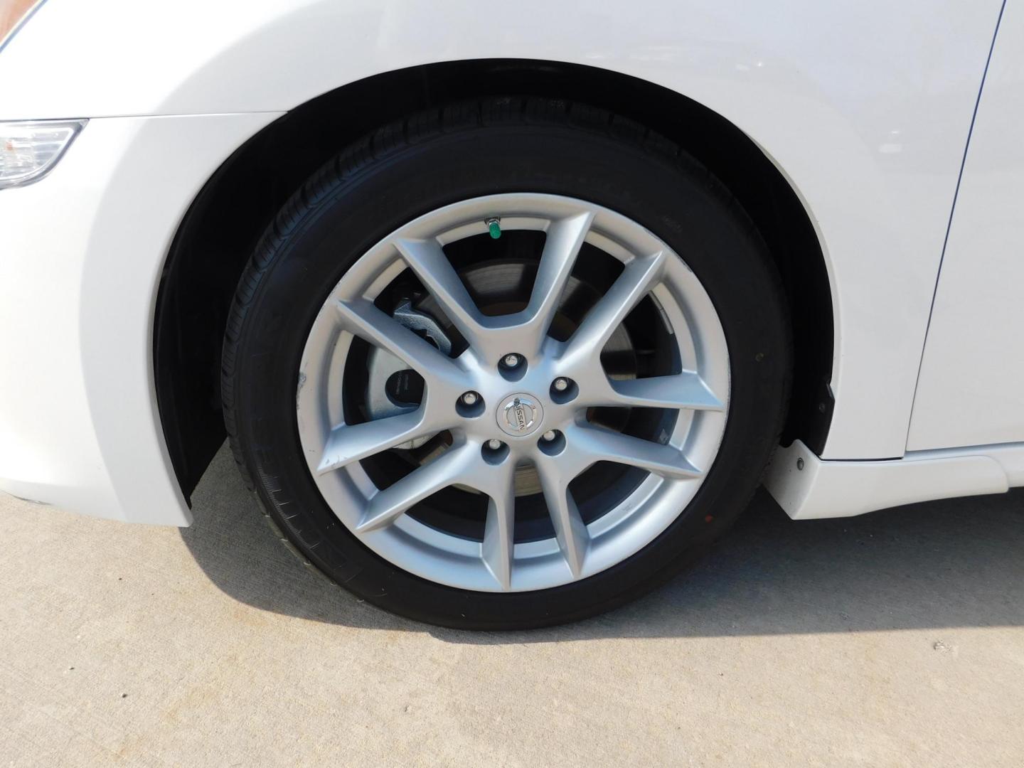 2010 WHITE Nissan Maxima S (1N4AA5AP6AC) with an 3.5L V6 DOHC 24V engine, CVT transmission, located at 2121 Burlington St, North Kansas City, MO, 64116, (816) 556-0707, 39.144707, -94.581978 - Photo#1