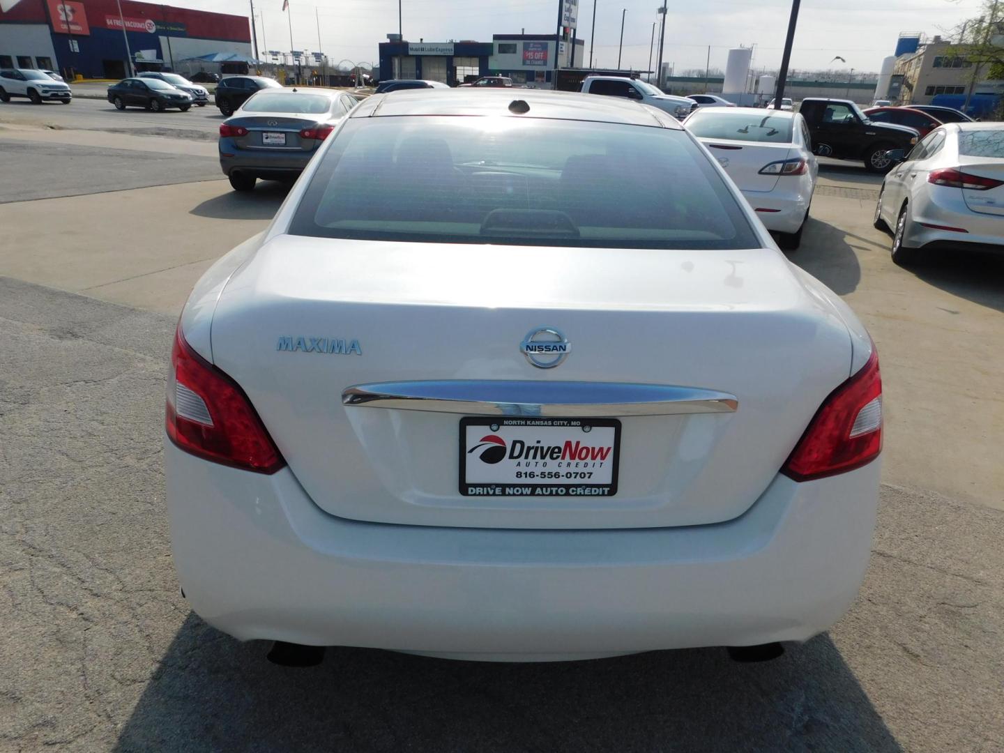 2010 WHITE Nissan Maxima S (1N4AA5AP6AC) with an 3.5L V6 DOHC 24V engine, CVT transmission, located at 2121 Burlington St, North Kansas City, MO, 64116, (816) 556-0707, 39.144707, -94.581978 - Photo#11