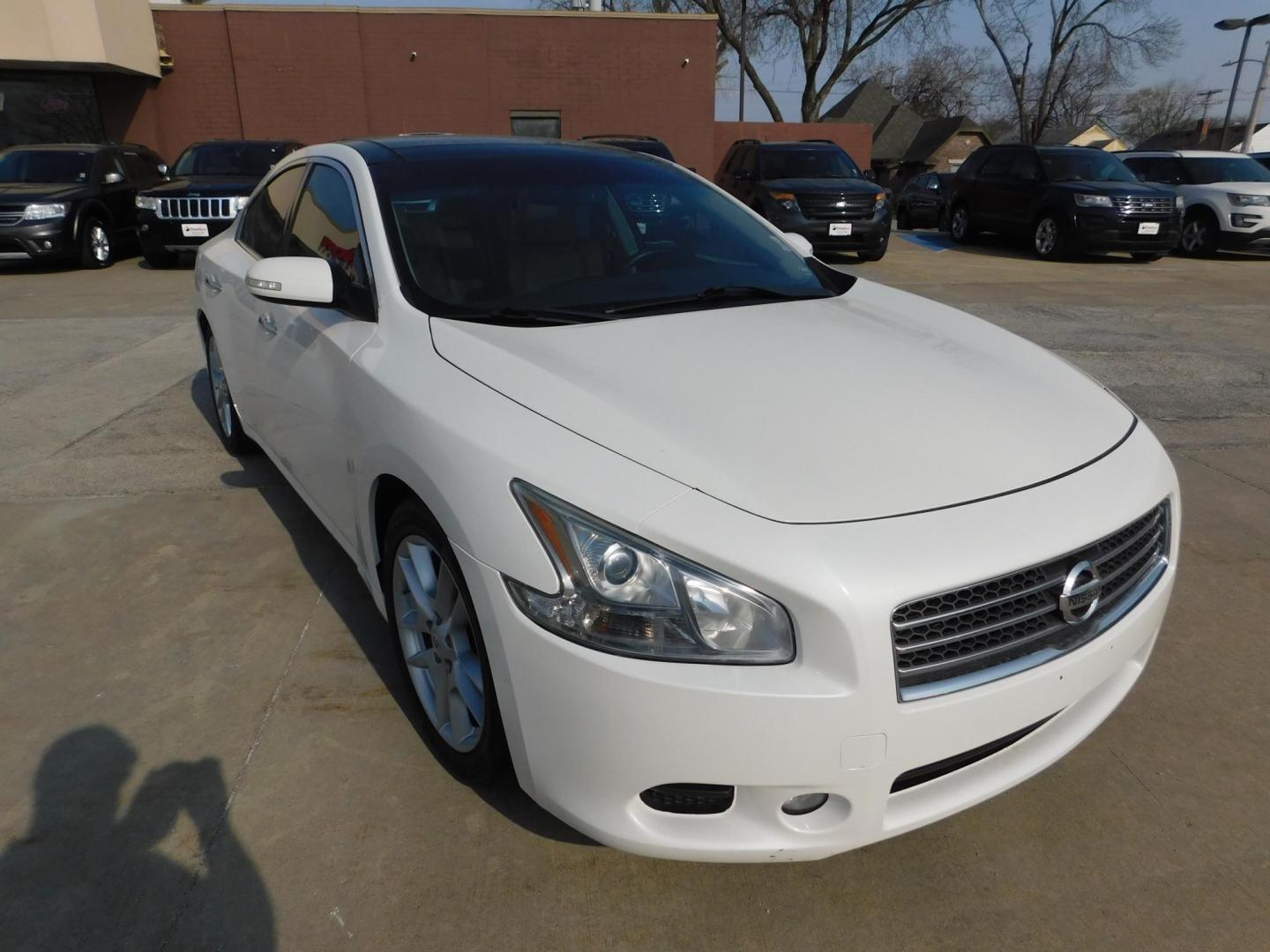 2010 WHITE Nissan Maxima S (1N4AA5AP6AC) with an 3.5L V6 DOHC 24V engine, CVT transmission, located at 2121 Burlington St, North Kansas City, MO, 64116, (816) 556-0707, 39.144707, -94.581978 - Photo#12