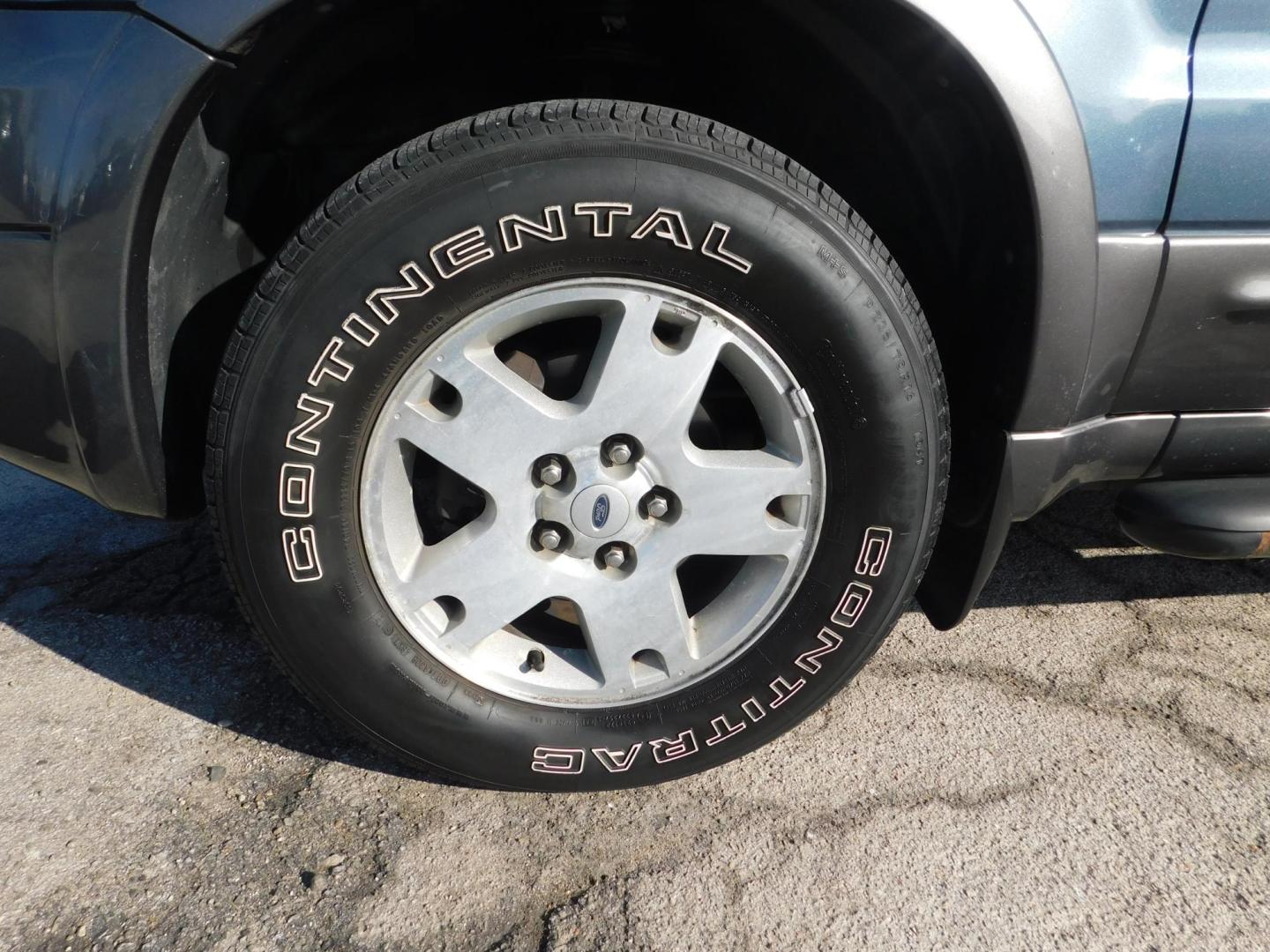 2005 BLUE Ford Escape XLT 2WD (1FMYU03115K) with an 3.0L V6 DOHC 24V engine, 4-Speed Automatic Overdrive transmission, located at 2121 Burlington St, North Kansas City, MO, 64116, (816) 556-0707, 39.144707, -94.581978 - Photo#1