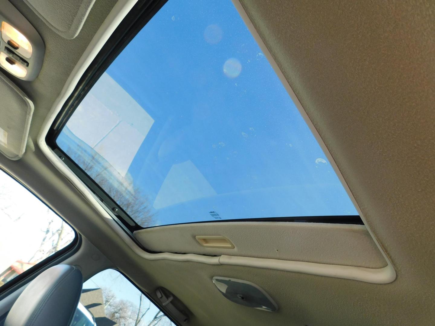 2005 BLUE Ford Escape XLT 2WD (1FMYU03115K) with an 3.0L V6 DOHC 24V engine, 4-Speed Automatic Overdrive transmission, located at 2121 Burlington St, North Kansas City, MO, 64116, (816) 556-0707, 39.144707, -94.581978 - Photo#3