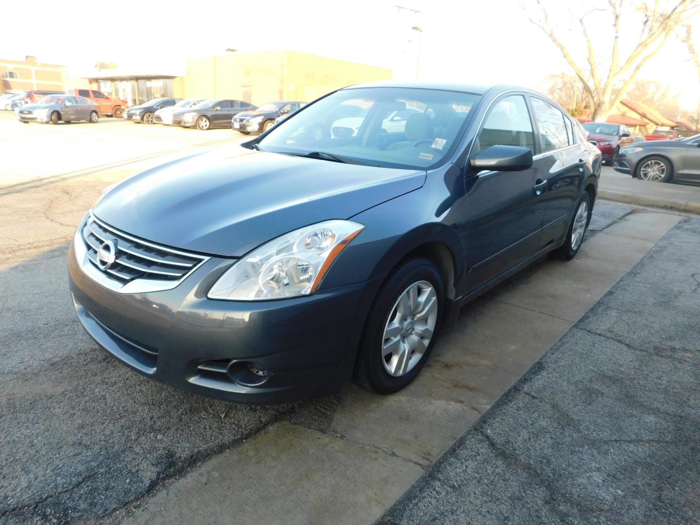2012 GRAY Nissan Altima 2.5 S (1N4AL2AP2CC) with an 2.5L L4 DOHC 16V engine, located at 2121 Burlington St, North Kansas City, MO, 64116, (816) 556-0707, 39.144707, -94.581978 - Photo#0