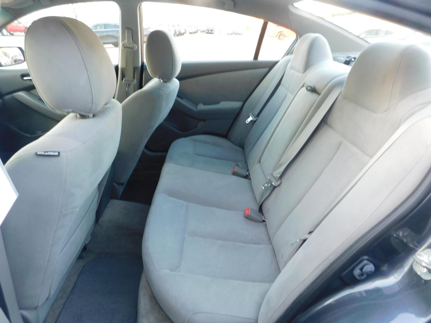 2012 GRAY Nissan Altima 2.5 S (1N4AL2AP2CC) with an 2.5L L4 DOHC 16V engine, located at 2121 Burlington St, North Kansas City, MO, 64116, (816) 556-0707, 39.144707, -94.581978 - Photo#5