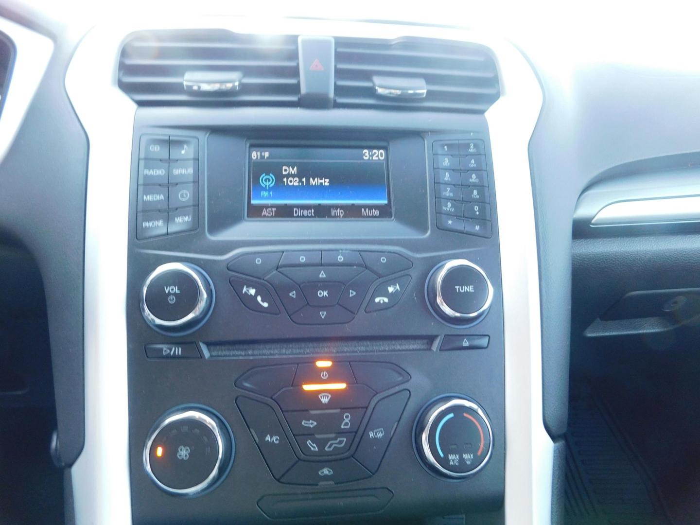 2015 WHITE Ford Fusion SE (3FA6P0H74FR) with an 2.5L L4 DOHC 16V engine, located at 2121 Burlington St, North Kansas City, MO, 64116, (816) 556-0707, 39.144707, -94.581978 - Photo#3