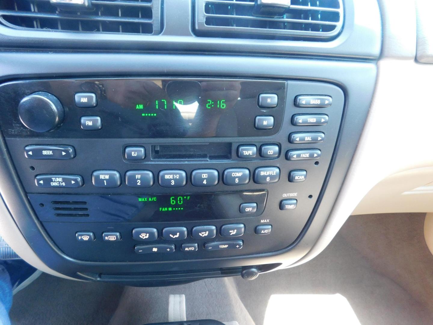 2001 GOLD Ford Taurus SEL (1FAFP56S01G) with an 3.0L V6 DOHC 24V engine, 4-Speed Automatic Overdrive transmission, located at 2121 Burlington St, North Kansas City, MO, 64116, (816) 556-0707, 39.144707, -94.581978 - Photo#3