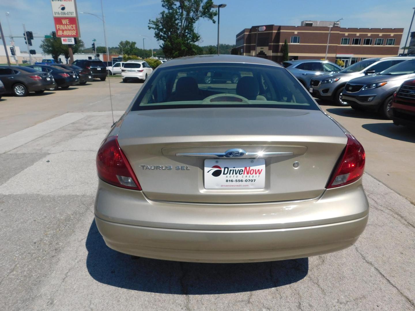 2001 GOLD Ford Taurus SEL (1FAFP56S01G) with an 3.0L V6 DOHC 24V engine, 4-Speed Automatic Overdrive transmission, located at 2121 Burlington St, North Kansas City, MO, 64116, (816) 556-0707, 39.144707, -94.581978 - Photo#6