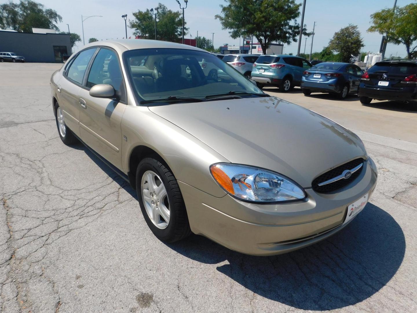 2001 GOLD Ford Taurus SEL (1FAFP56S01G) with an 3.0L V6 DOHC 24V engine, 4-Speed Automatic Overdrive transmission, located at 2121 Burlington St, North Kansas City, MO, 64116, (816) 556-0707, 39.144707, -94.581978 - Photo#7