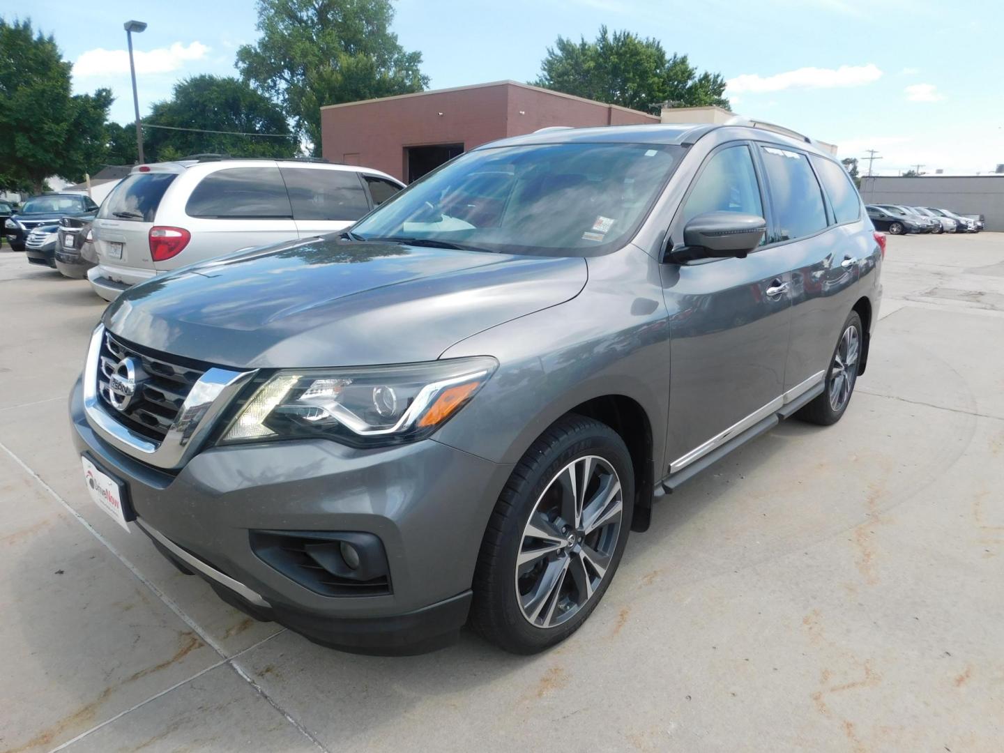 2017 GRAY Nissan Pathfinder Platinum 4WD (5N1DR2MM9HC) with an 3.5L V6 DOHC 24V engine, CVT transmission, located at 2121 Burlington St, North Kansas City, MO, 64116, (816) 556-0707, 39.144707, -94.581978 - Photo#0