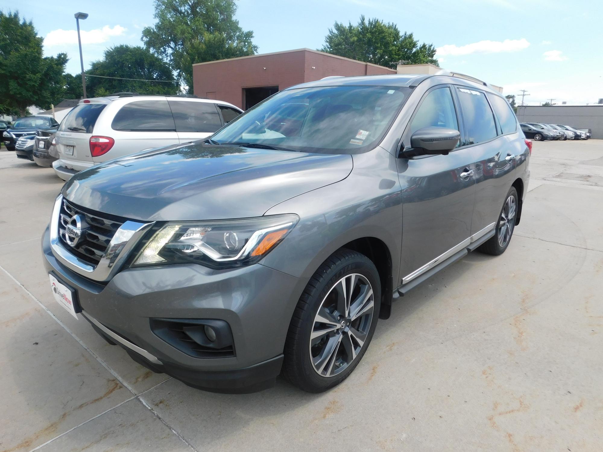 photo of 2017 Nissan Pathfinder Platinum 4WD