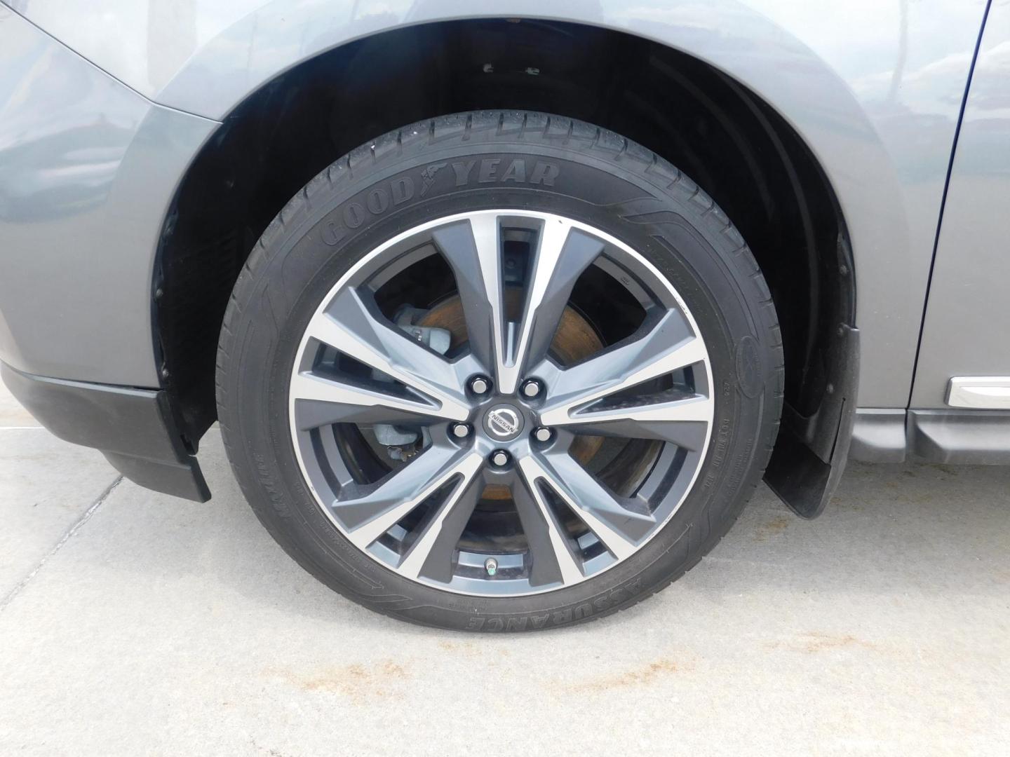 2017 GRAY Nissan Pathfinder Platinum 4WD (5N1DR2MM9HC) with an 3.5L V6 DOHC 24V engine, CVT transmission, located at 2121 Burlington St, North Kansas City, MO, 64116, (816) 556-0707, 39.144707, -94.581978 - Photo#1