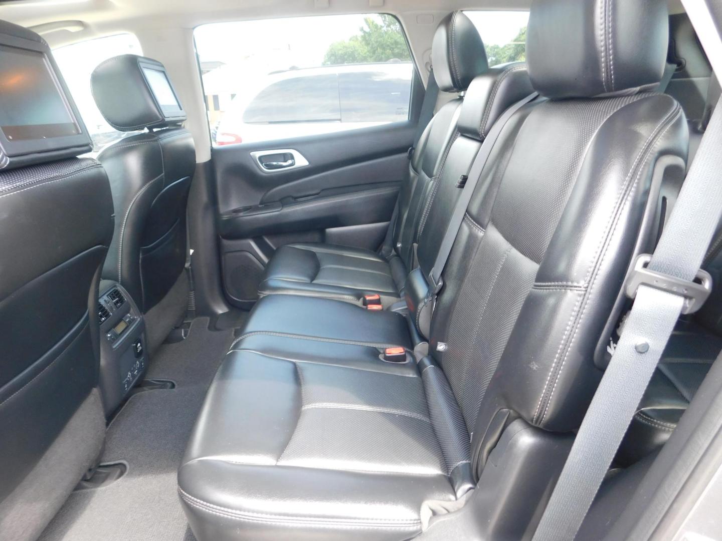 2017 GRAY Nissan Pathfinder Platinum 4WD (5N1DR2MM9HC) with an 3.5L V6 DOHC 24V engine, CVT transmission, located at 2121 Burlington St, North Kansas City, MO, 64116, (816) 556-0707, 39.144707, -94.581978 - Photo#8