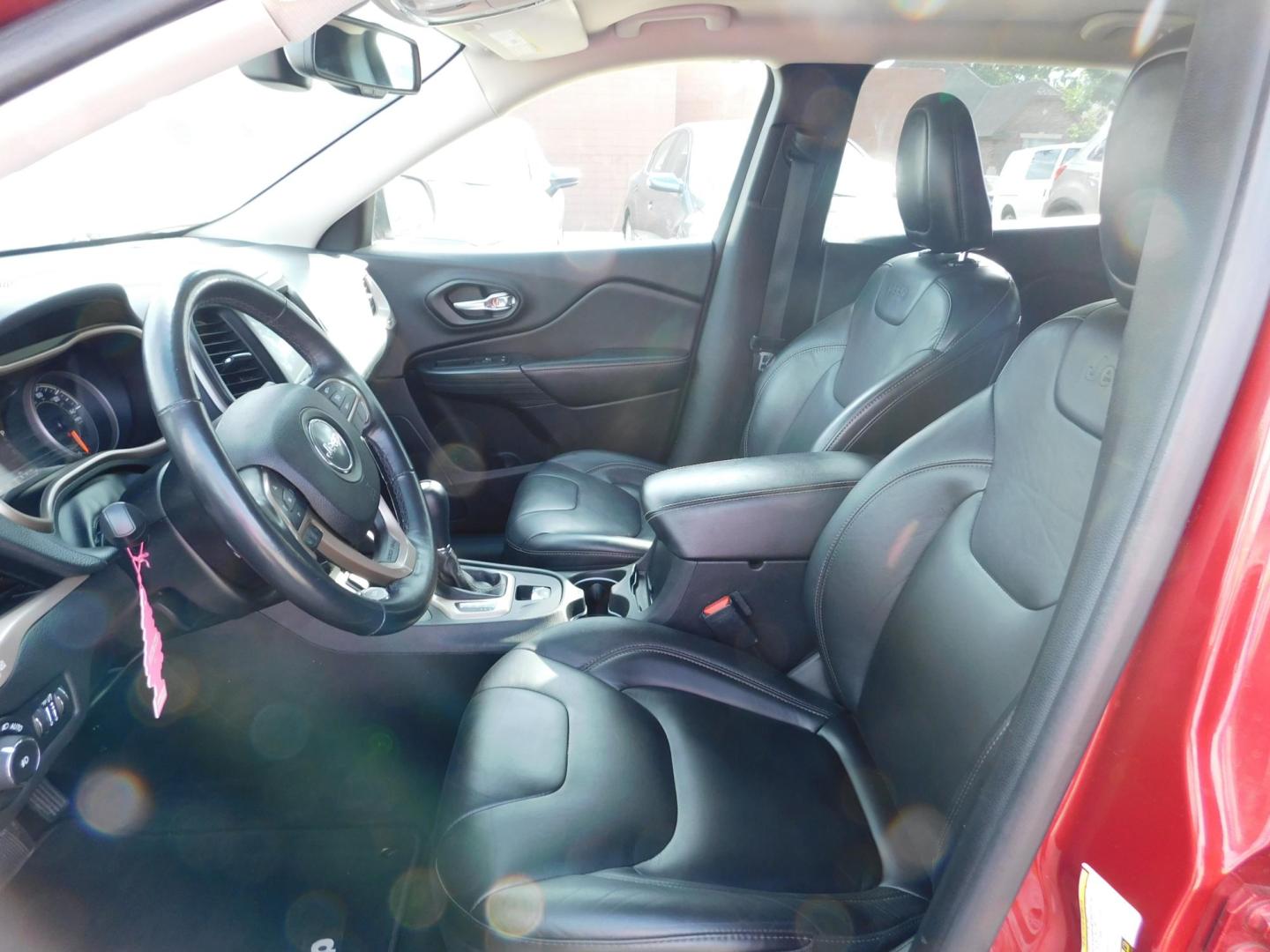 2016 RED Jeep Cherokee Limited 4WD (1C4PJMDB3GW) with an 2.4L L4 DOHC 16V engine, 9A transmission, located at 2121 Burlington St, North Kansas City, MO, 64116, (816) 556-0707, 39.144707, -94.581978 - Photo#2