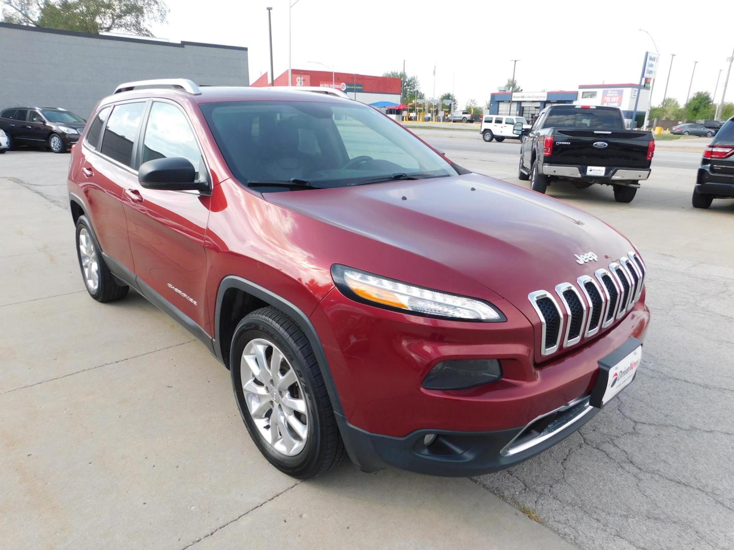 2016 RED Jeep Cherokee Limited 4WD (1C4PJMDB3GW) with an 2.4L L4 DOHC 16V engine, 9A transmission, located at 2121 Burlington St, North Kansas City, MO, 64116, (816) 556-0707, 39.144707, -94.581978 - Photo#9