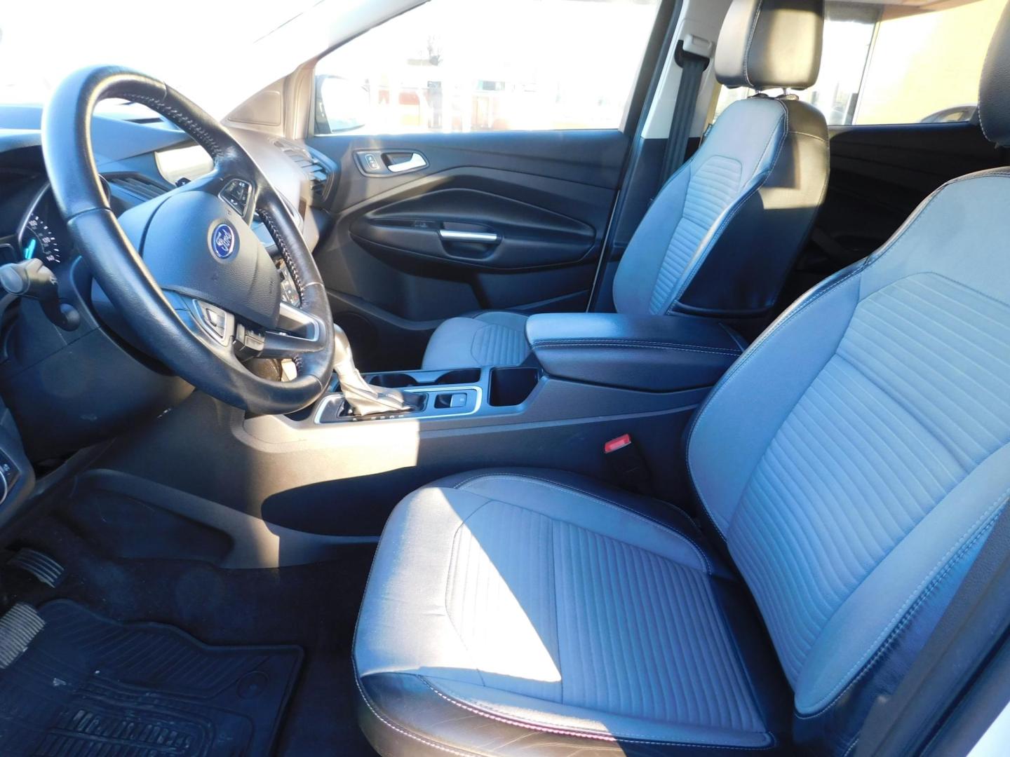 2017 WHITE Ford Escape SE 4WD (1FMCU9G96HU) with an 2.0L L4 DOHC 16V engine, 6A transmission, located at 2121 Burlington St, North Kansas City, MO, 64116, (816) 556-0707, 39.144707, -94.581978 - Photo#2