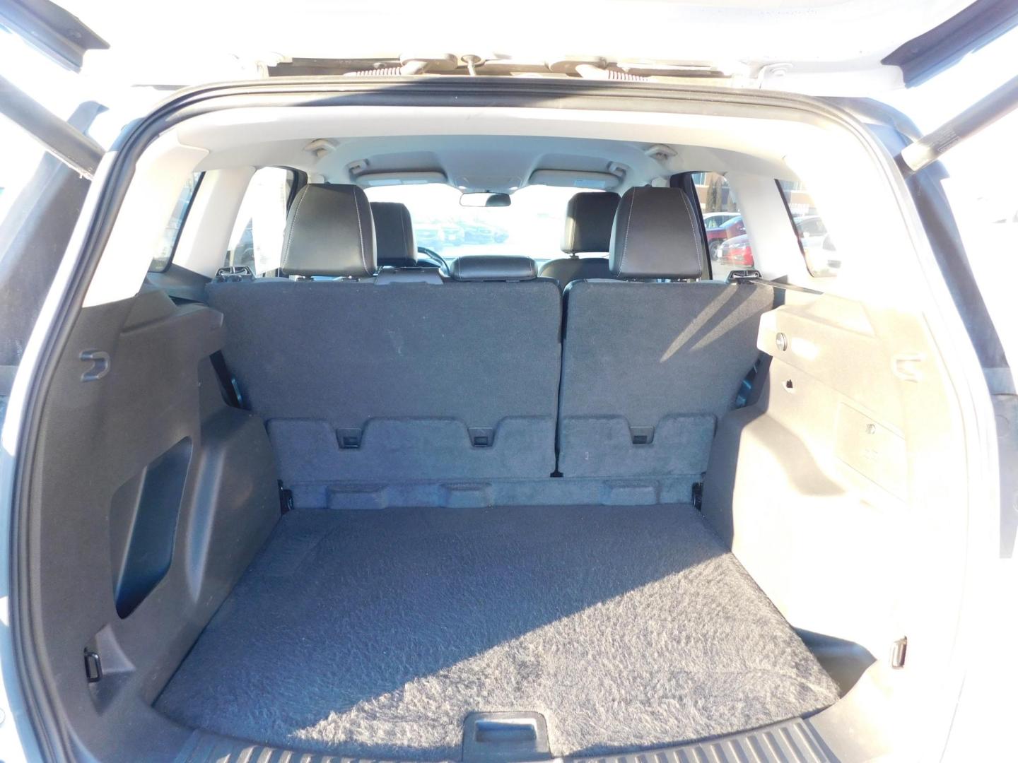 2017 WHITE Ford Escape SE 4WD (1FMCU9G96HU) with an 2.0L L4 DOHC 16V engine, 6A transmission, located at 2121 Burlington St, North Kansas City, MO, 64116, (816) 556-0707, 39.144707, -94.581978 - Photo#7
