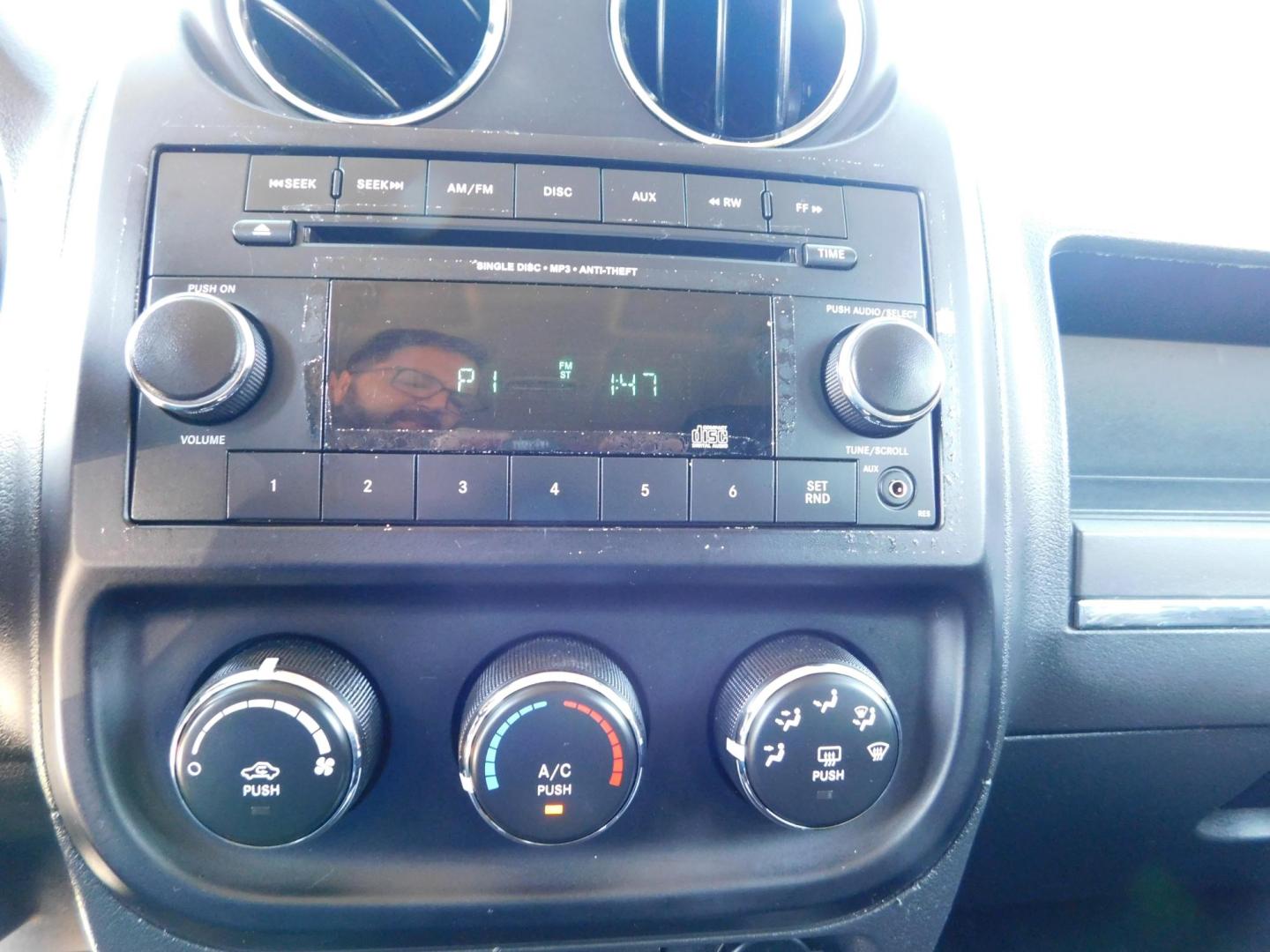 2014 SILVER Jeep Patriot Sport 2WD (1C4NJPBB5ED) with an 2.4L L4 DOHC 16V engine, located at 2121 Burlington St, North Kansas City, MO, 64116, (816) 556-0707, 39.144707, -94.581978 - Photo#3