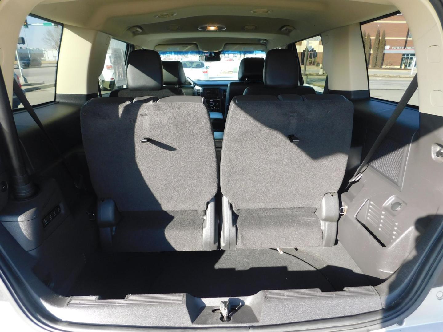 2014 SILVER Ford Flex Limited FWD (2FMGK5D8XEB) with an 3.5L V6 DOHC 24V engine, 6-Speed Automatic Overdrive transmission, located at 2121 Burlington St, North Kansas City, MO, 64116, (816) 556-0707, 39.144707, -94.581978 - Photo#8