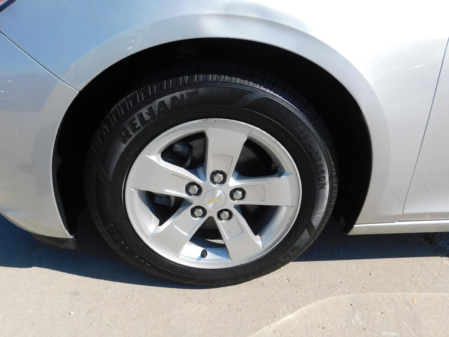 2015 SILVER Chevrolet Malibu 1LT (1G11C5SL2FF) with an 2.5L L4 DOHC 16V engine, 6-Speed Automatic transmission, located at 2121 Burlington St, North Kansas City, MO, 64116, (816) 556-0707, 39.144707, -94.581978 - Photo#1