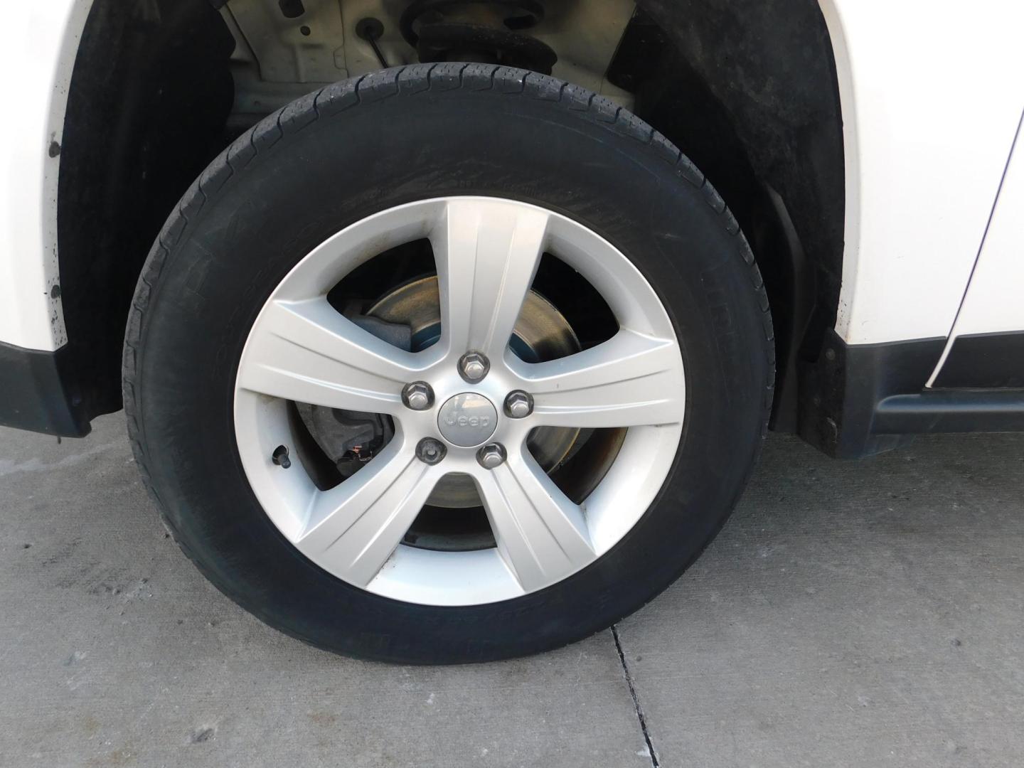 2015 WHITE Jeep Compass Sport 4WD (1C4NJDBB5FD) with an 2.4L L4 DOHC 16V engine, located at 2121 Burlington St, North Kansas City, MO, 64116, (816) 556-0707, 39.144707, -94.581978 - Photo#1
