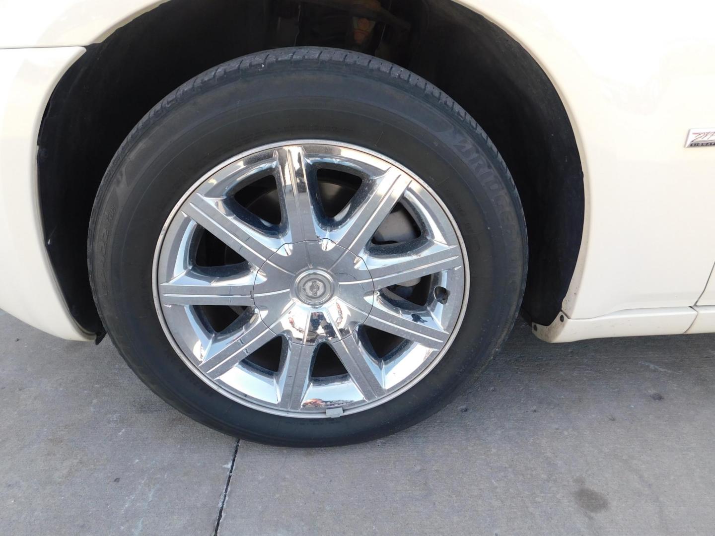 2010 WHITE Chrysler 300 Touring (2C3CA5CV4AH) with an 3.5L V6 SOHC 24V engine, 4-Speed Automatic transmission, located at 2121 Burlington St, North Kansas City, MO, 64116, (816) 556-0707, 39.144707, -94.581978 - Photo#1