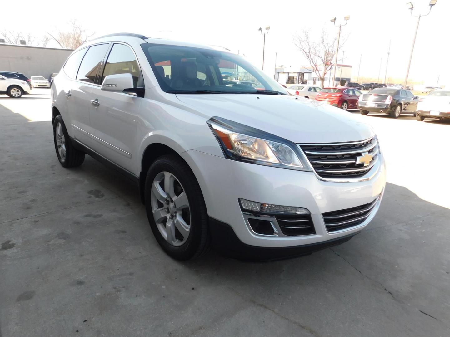 2017 WHITE Chevrolet Traverse Premier AWD (1GNKVJKD9HJ) with an 3.6L V6 DOHC 24V engine, 6A transmission, located at 2121 Burlington St, North Kansas City, MO, 64116, (816) 556-0707, 39.144707, -94.581978 - Photo#12