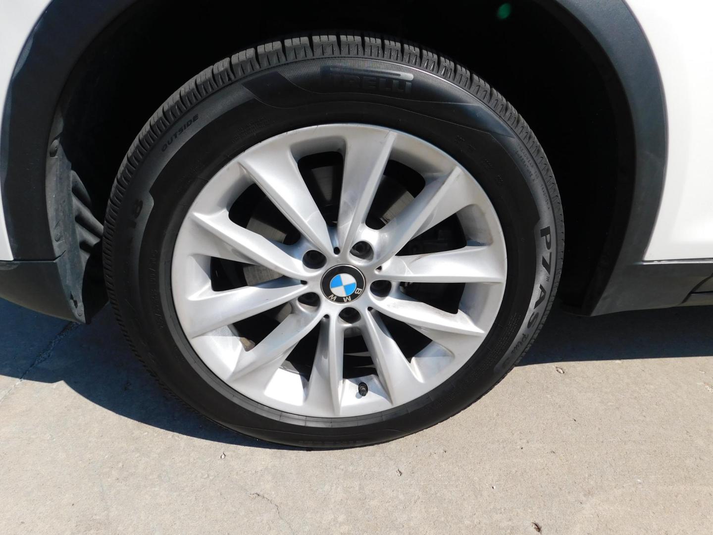 2015 WHITE BMW X3 xDrive28i (5UXWX9C59F0) with an 2.0L L4 DOHC 16V engine, 8-Speed Automatic transmission, located at 2121 Burlington St, North Kansas City, MO, 64116, (816) 556-0707, 39.144707, -94.581978 - Photo#1
