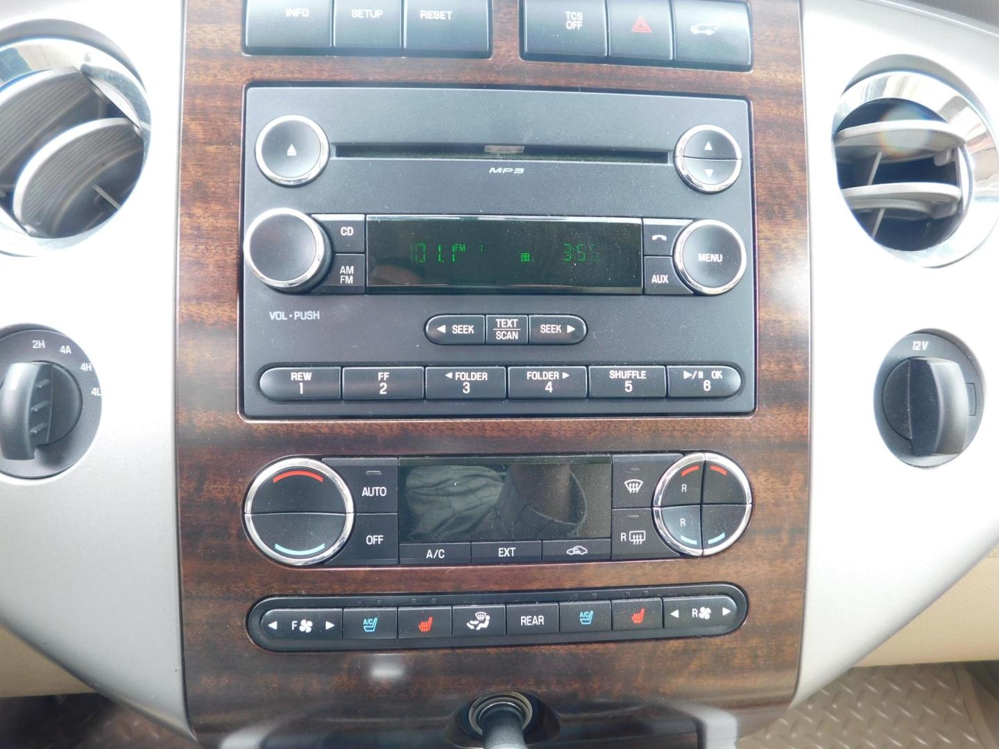 2014 WHITE Ford Expedition EL King Ranch 4WD (1FMJK1J57EE) with an 5.4L V8 SOHC 16V FFV engine, 6-Speed Automatic transmission, located at 2121 Burlington St, North Kansas City, MO, 64116, (816) 556-0707, 39.144707, -94.581978 - Photo#3