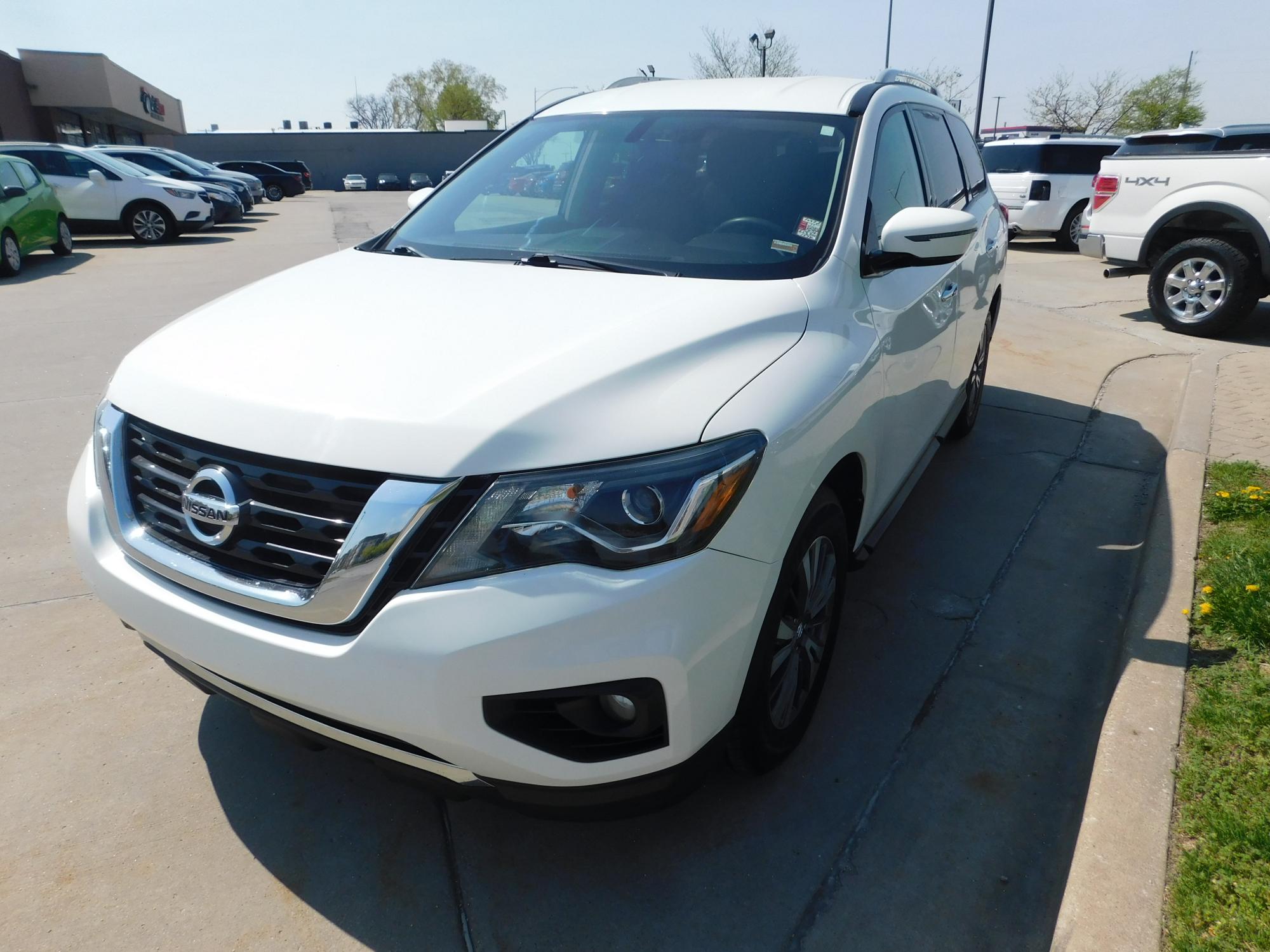 photo of 2017 Nissan Pathfinder Platinum 4WD