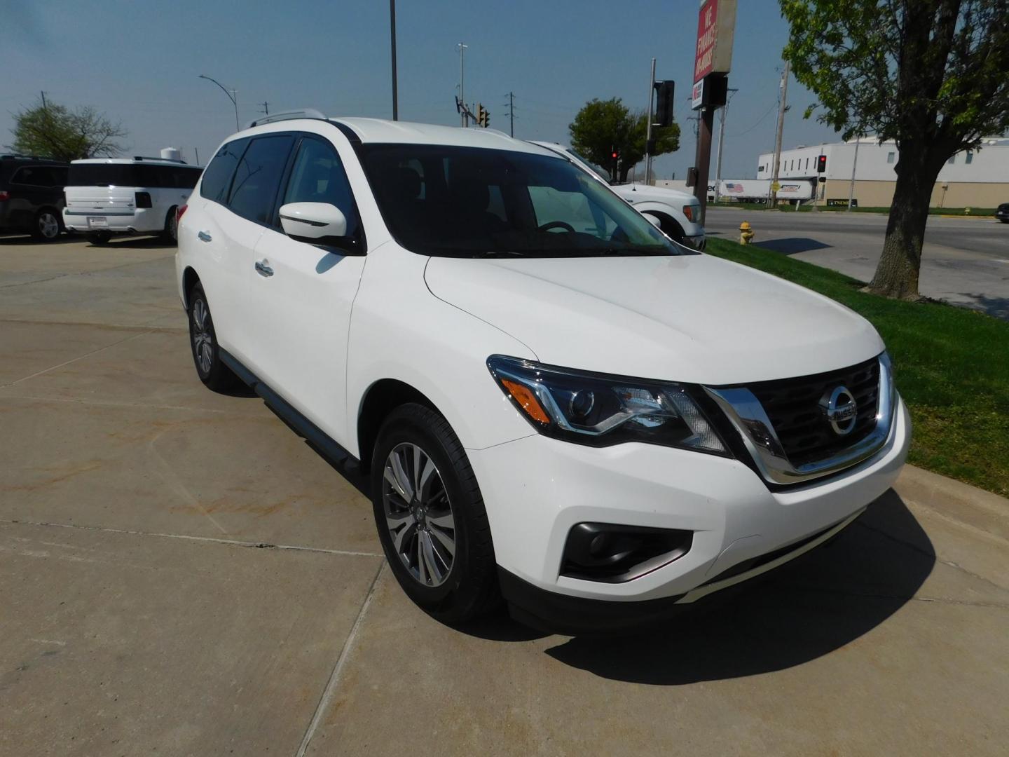 2017 WHITE Nissan Pathfinder Platinum 4WD (5N1DR2MM4HC) with an 3.5L V6 DOHC 24V engine, CVT transmission, located at 2121 Burlington St, North Kansas City, MO, 64116, (816) 556-0707, 39.144707, -94.581978 - Photo#9