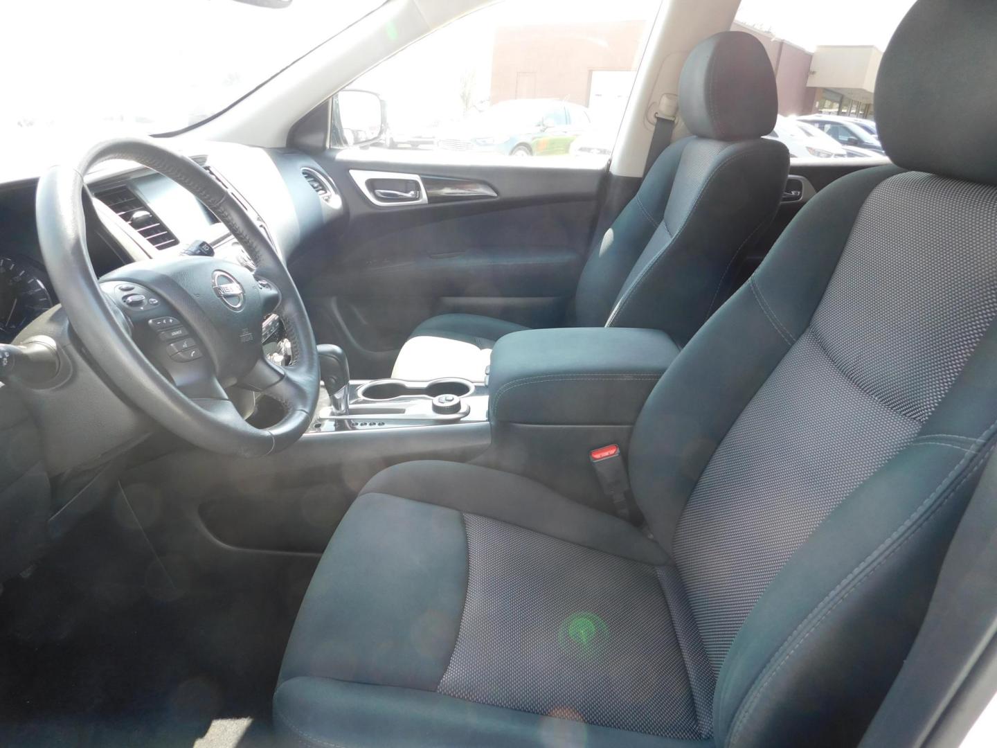 2017 WHITE Nissan Pathfinder Platinum 4WD (5N1DR2MM4HC) with an 3.5L V6 DOHC 24V engine, CVT transmission, located at 2121 Burlington St, North Kansas City, MO, 64116, (816) 556-0707, 39.144707, -94.581978 - Photo#1