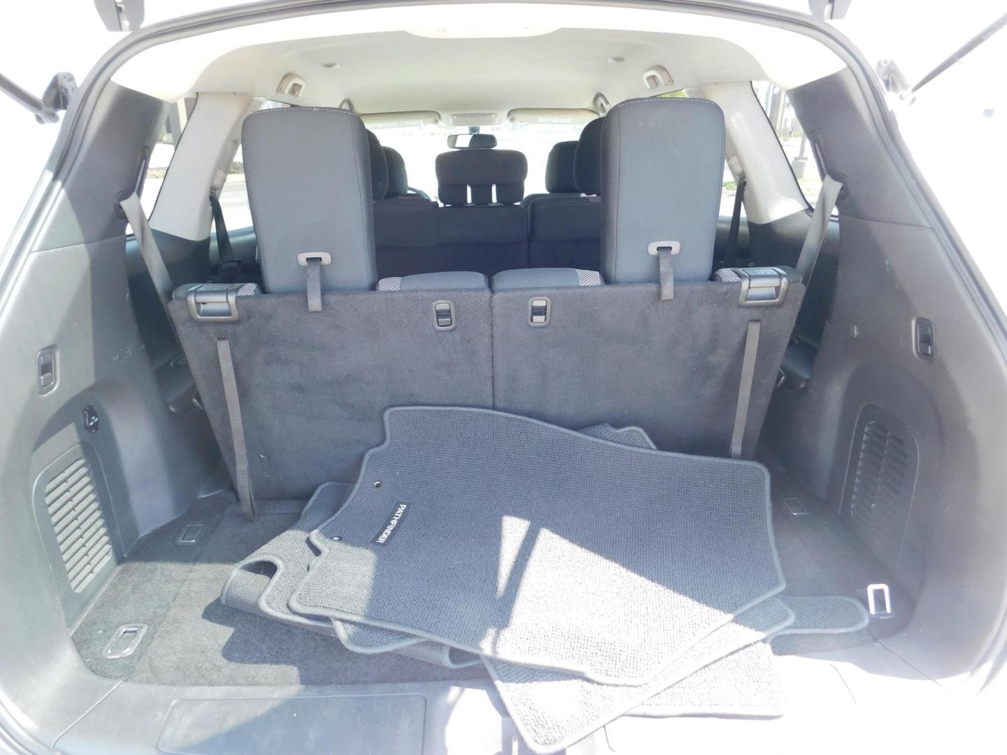 2017 WHITE Nissan Pathfinder Platinum 4WD (5N1DR2MM4HC) with an 3.5L V6 DOHC 24V engine, CVT transmission, located at 2121 Burlington St, North Kansas City, MO, 64116, (816) 556-0707, 39.144707, -94.581978 - Photo#7