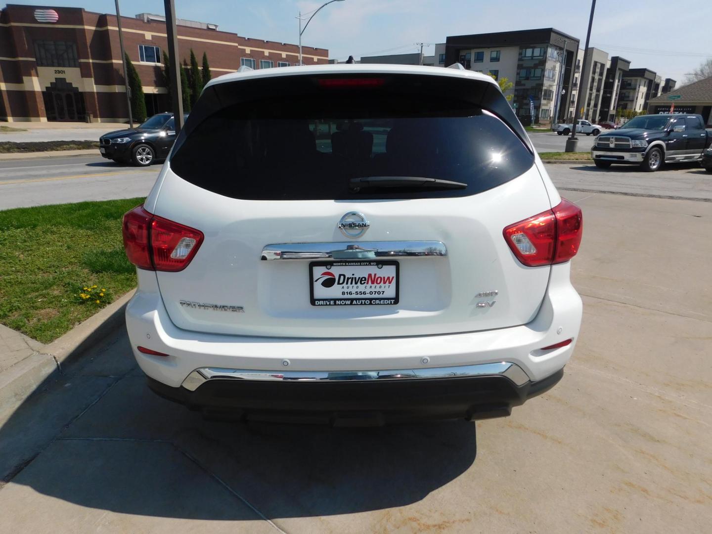 2017 WHITE Nissan Pathfinder Platinum 4WD (5N1DR2MM4HC) with an 3.5L V6 DOHC 24V engine, CVT transmission, located at 2121 Burlington St, North Kansas City, MO, 64116, (816) 556-0707, 39.144707, -94.581978 - Photo#8