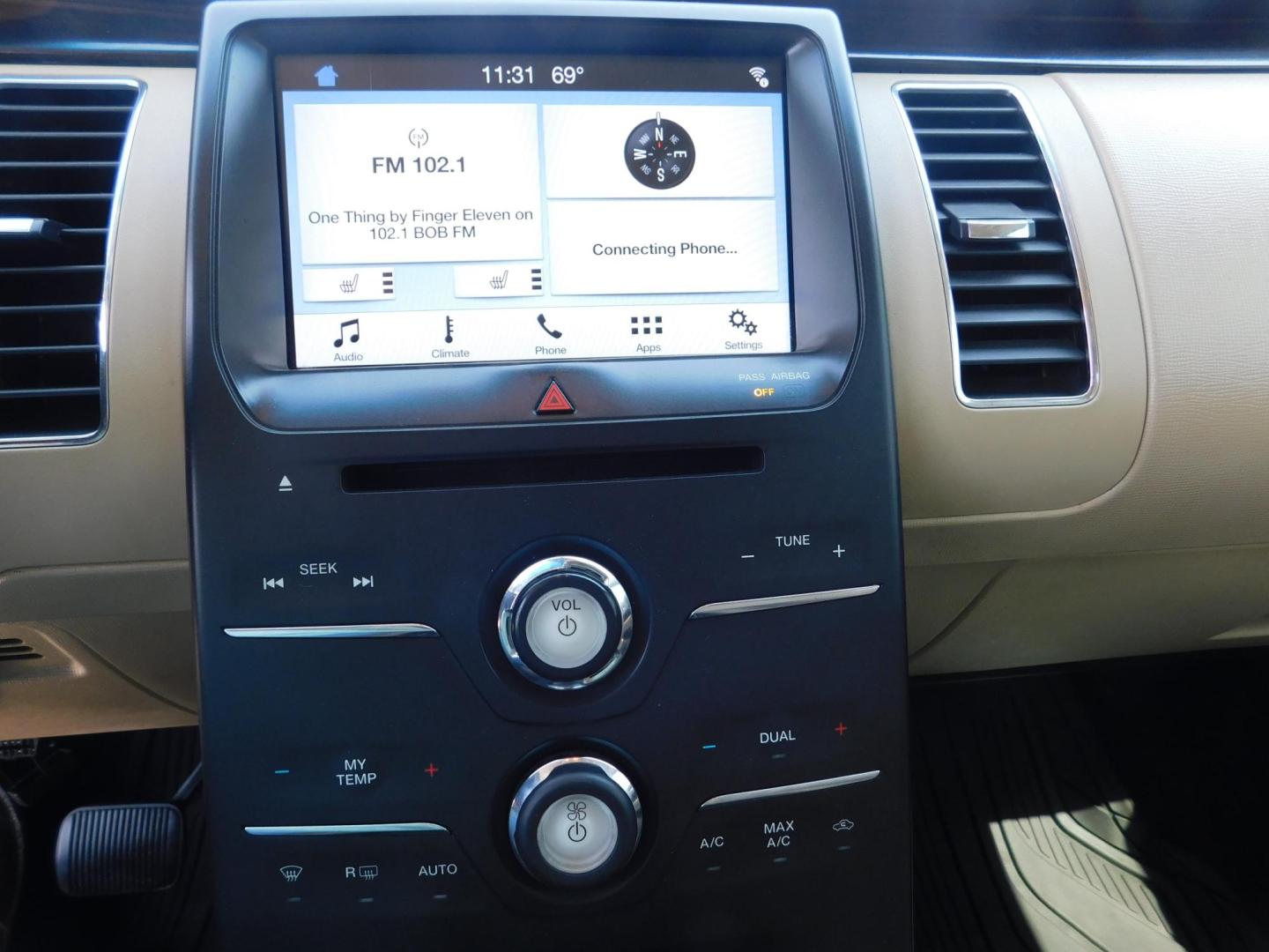 2017 WHITE Ford Flex SEL AWD (2FMHK6C82HB) with an 3.5L V6 DOHC 24V engine, 6A transmission, located at 2121 Burlington St, North Kansas City, MO, 64116, (816) 556-0707, 39.144707, -94.581978 - Photo#3