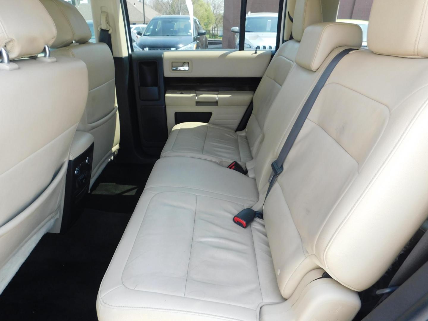 2017 WHITE Ford Flex SEL AWD (2FMHK6C82HB) with an 3.5L V6 DOHC 24V engine, 6A transmission, located at 2121 Burlington St, North Kansas City, MO, 64116, (816) 556-0707, 39.144707, -94.581978 - Photo#6