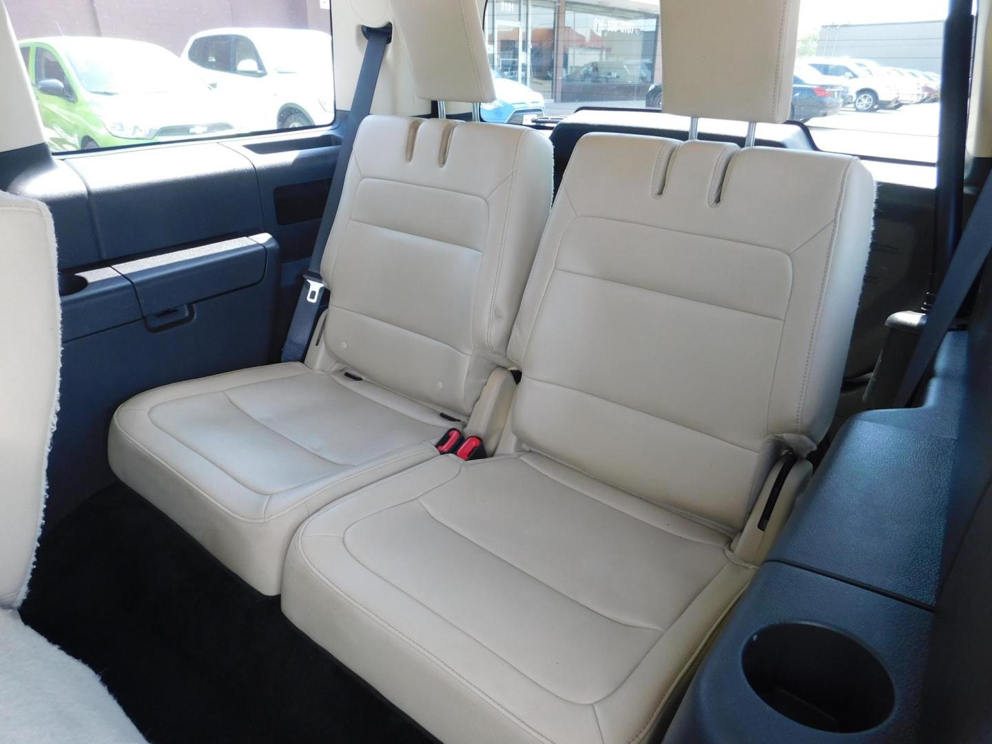 2017 WHITE Ford Flex SEL AWD (2FMHK6C82HB) with an 3.5L V6 DOHC 24V engine, 6A transmission, located at 2121 Burlington St, North Kansas City, MO, 64116, (816) 556-0707, 39.144707, -94.581978 - Photo#7