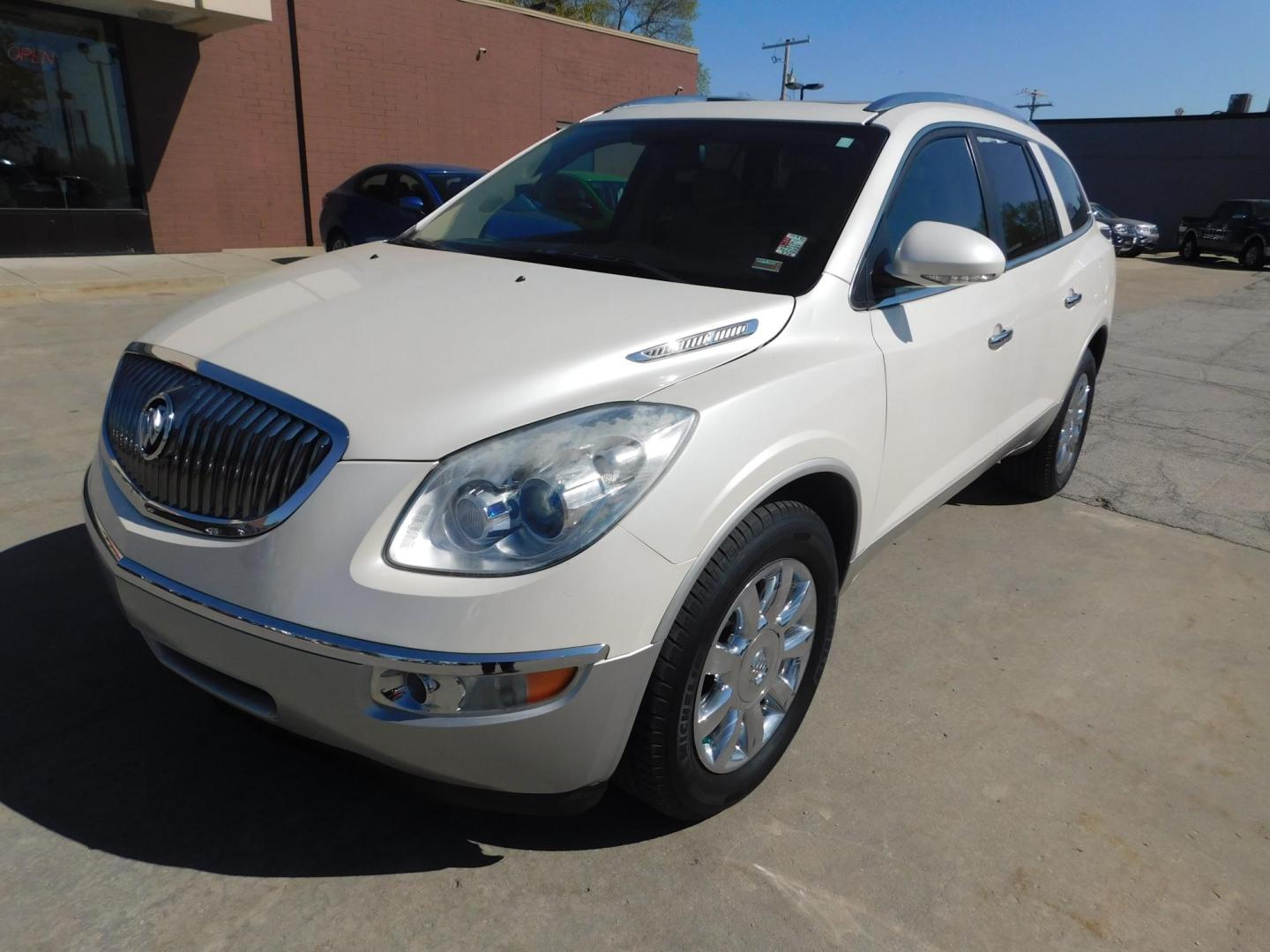 2011 WHITE Buick Enclave CXL-1 FWD (5GAKRBED7BJ) with an 3.6L V6 DOHC 24V engine, 6-Speed Automatic Overdrive transmission, located at 2121 Burlington St, North Kansas City, MO, 64116, (816) 556-0707, 39.144707, -94.581978 - Photo#0