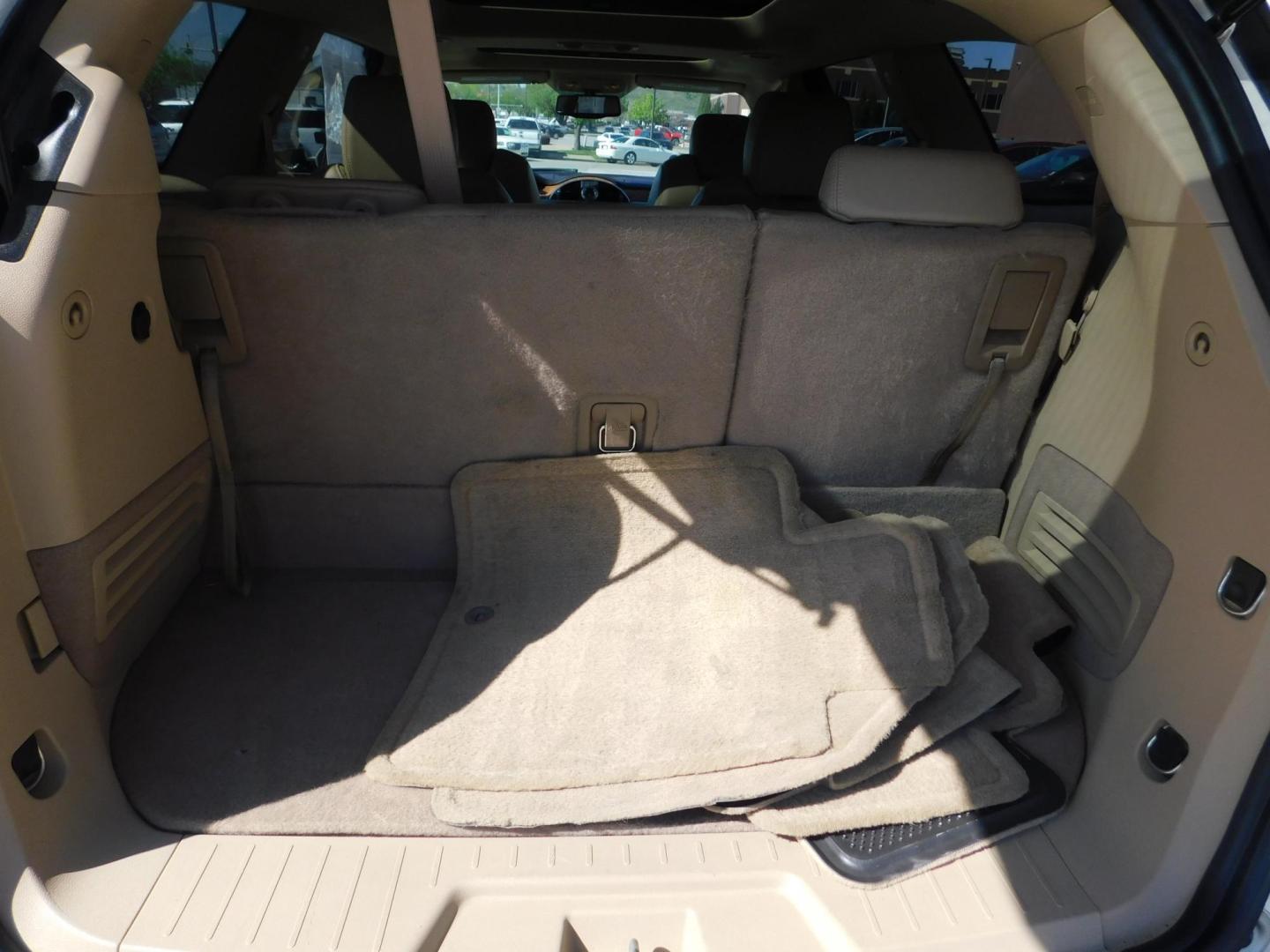 2011 WHITE Buick Enclave CXL-1 FWD (5GAKRBED7BJ) with an 3.6L V6 DOHC 24V engine, 6-Speed Automatic Overdrive transmission, located at 2121 Burlington St, North Kansas City, MO, 64116, (816) 556-0707, 39.144707, -94.581978 - Photo#9