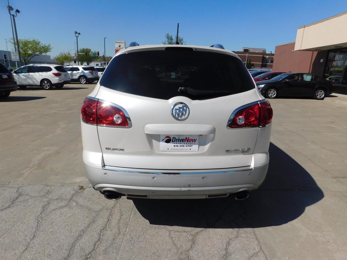 2011 WHITE Buick Enclave CXL-1 FWD (5GAKRBED7BJ) with an 3.6L V6 DOHC 24V engine, 6-Speed Automatic Overdrive transmission, located at 2121 Burlington St, North Kansas City, MO, 64116, (816) 556-0707, 39.144707, -94.581978 - Photo#10