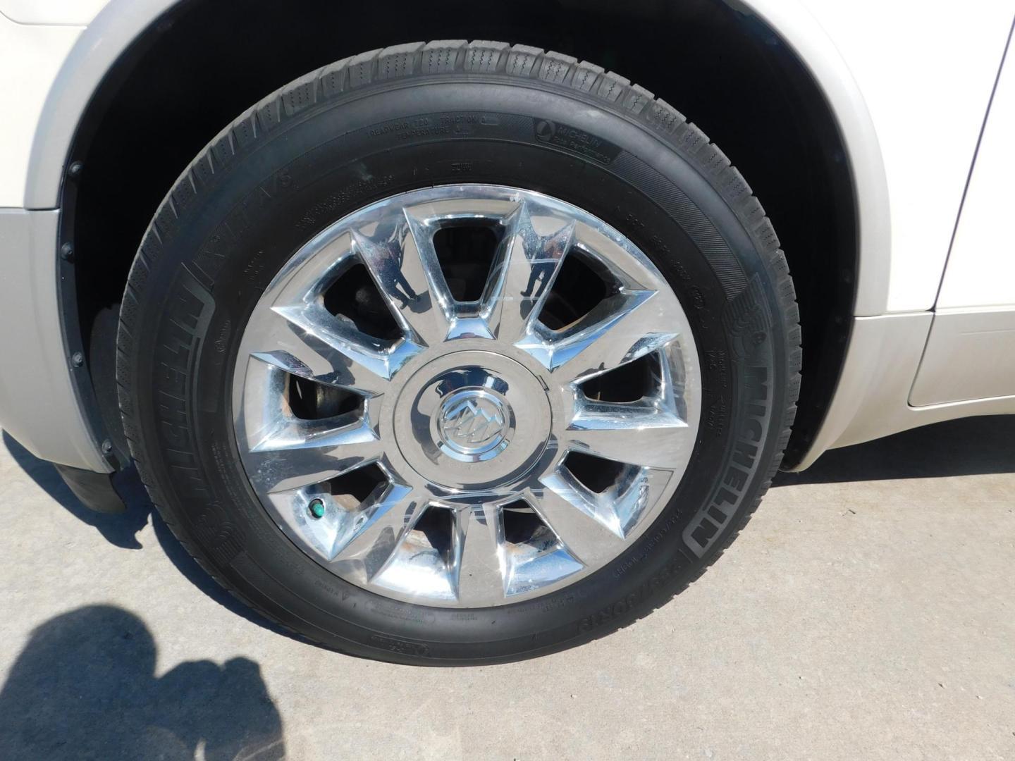 2011 WHITE Buick Enclave CXL-1 FWD (5GAKRBED7BJ) with an 3.6L V6 DOHC 24V engine, 6-Speed Automatic Overdrive transmission, located at 2121 Burlington St, North Kansas City, MO, 64116, (816) 556-0707, 39.144707, -94.581978 - Photo#1