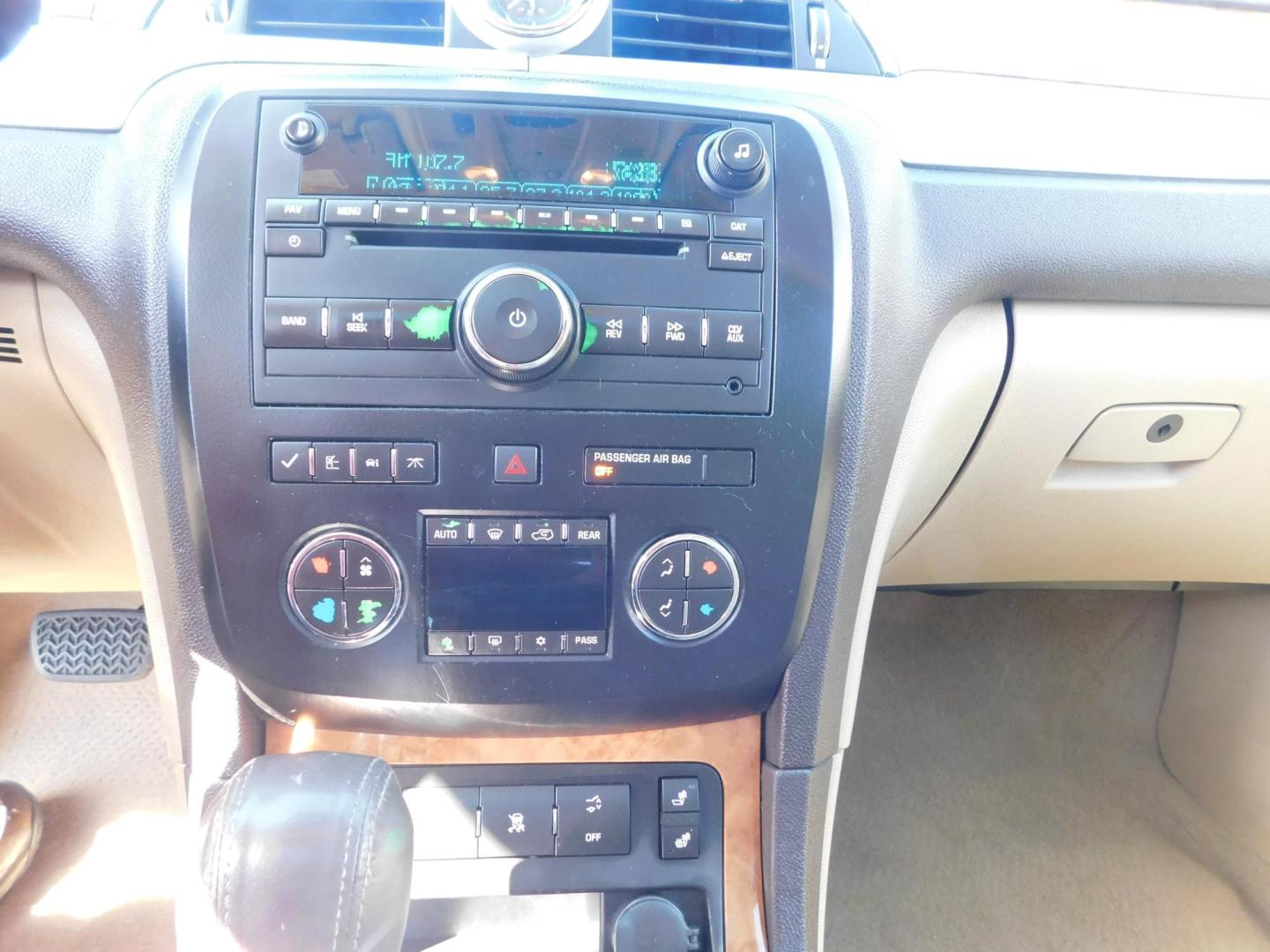 2011 WHITE Buick Enclave CXL-1 FWD (5GAKRBED7BJ) with an 3.6L V6 DOHC 24V engine, 6-Speed Automatic Overdrive transmission, located at 2121 Burlington St, North Kansas City, MO, 64116, (816) 556-0707, 39.144707, -94.581978 - Photo#4